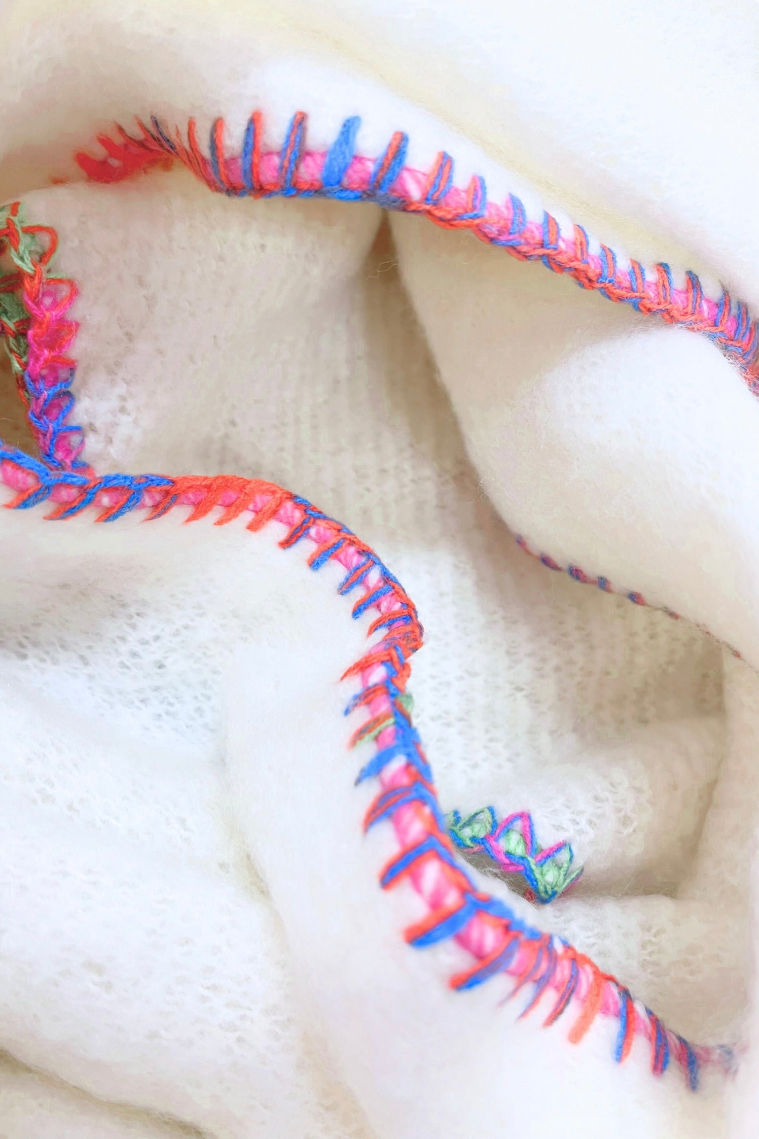 Dreiecksschal mit bunten Nähten, creme