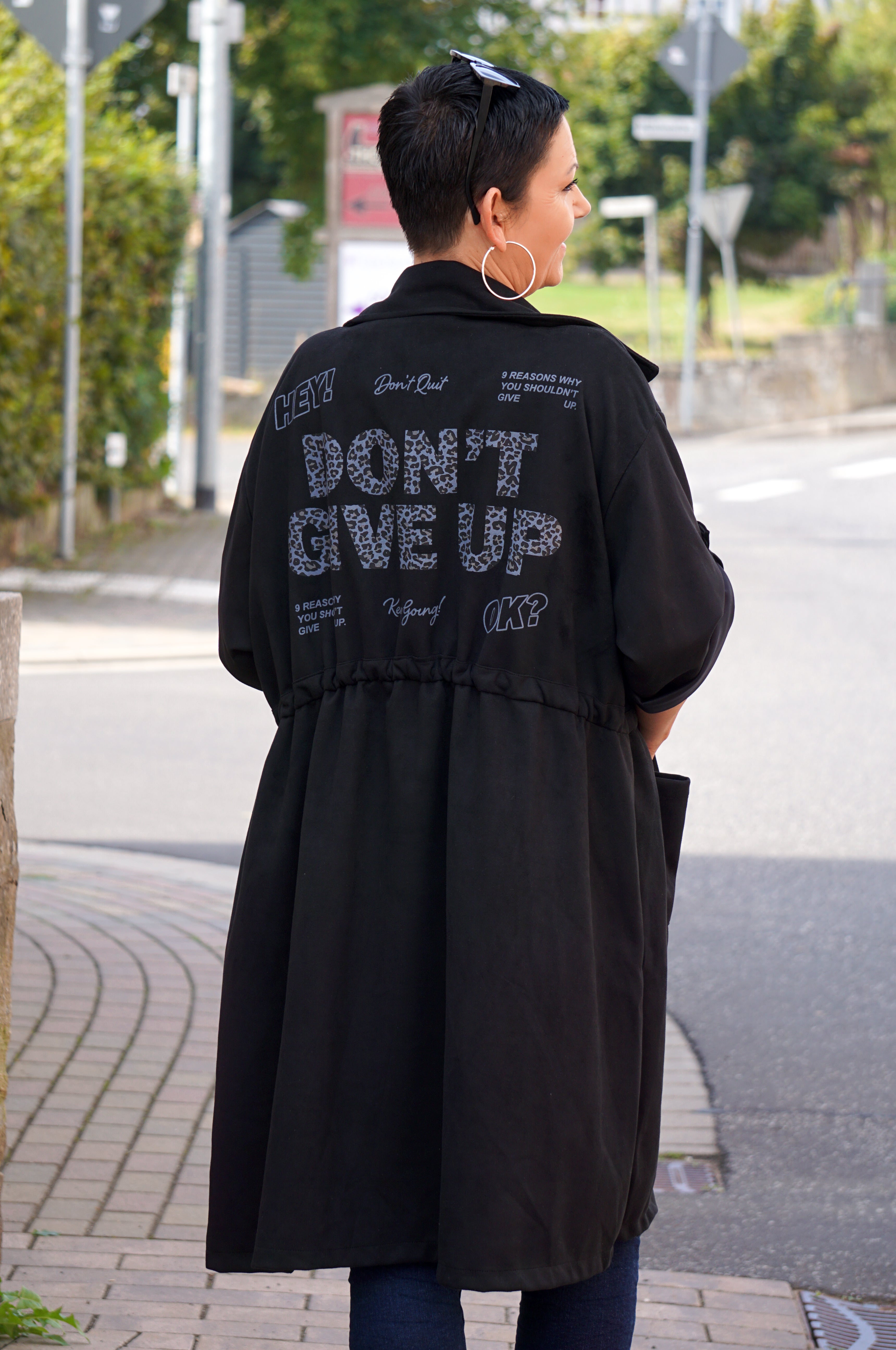 Wildlederimitat Mantel „don’t give up“, schwarz