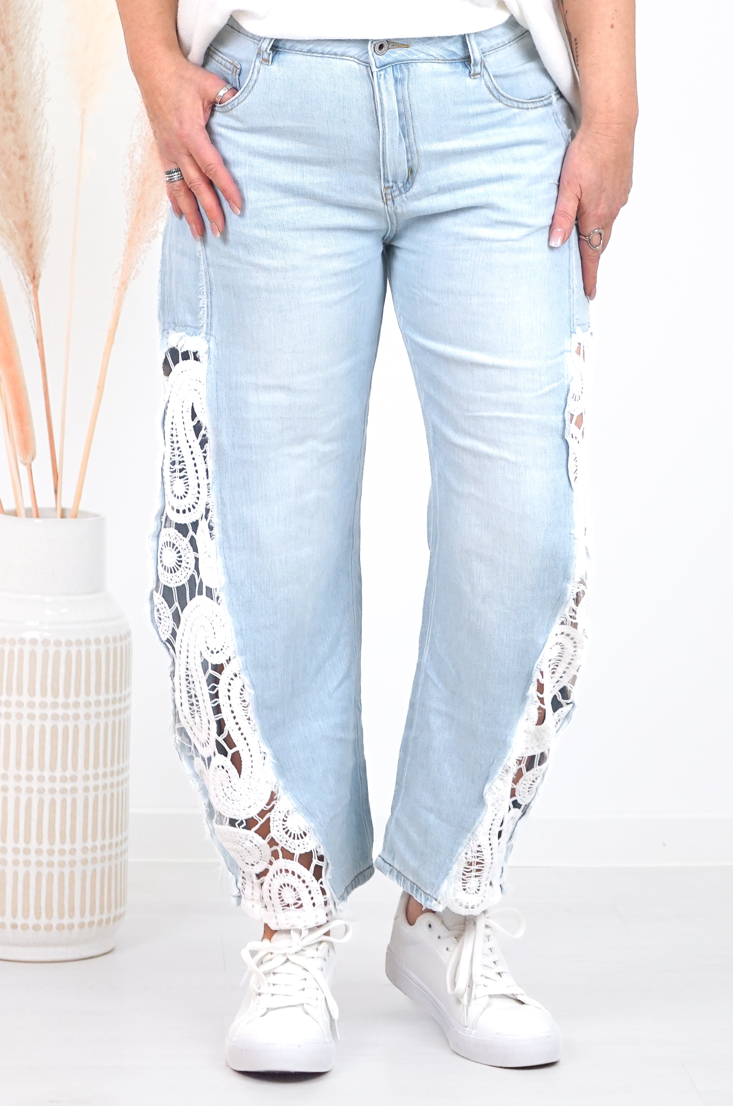 Sexy Woman Barrel Jeans mit Häkeleinsatz