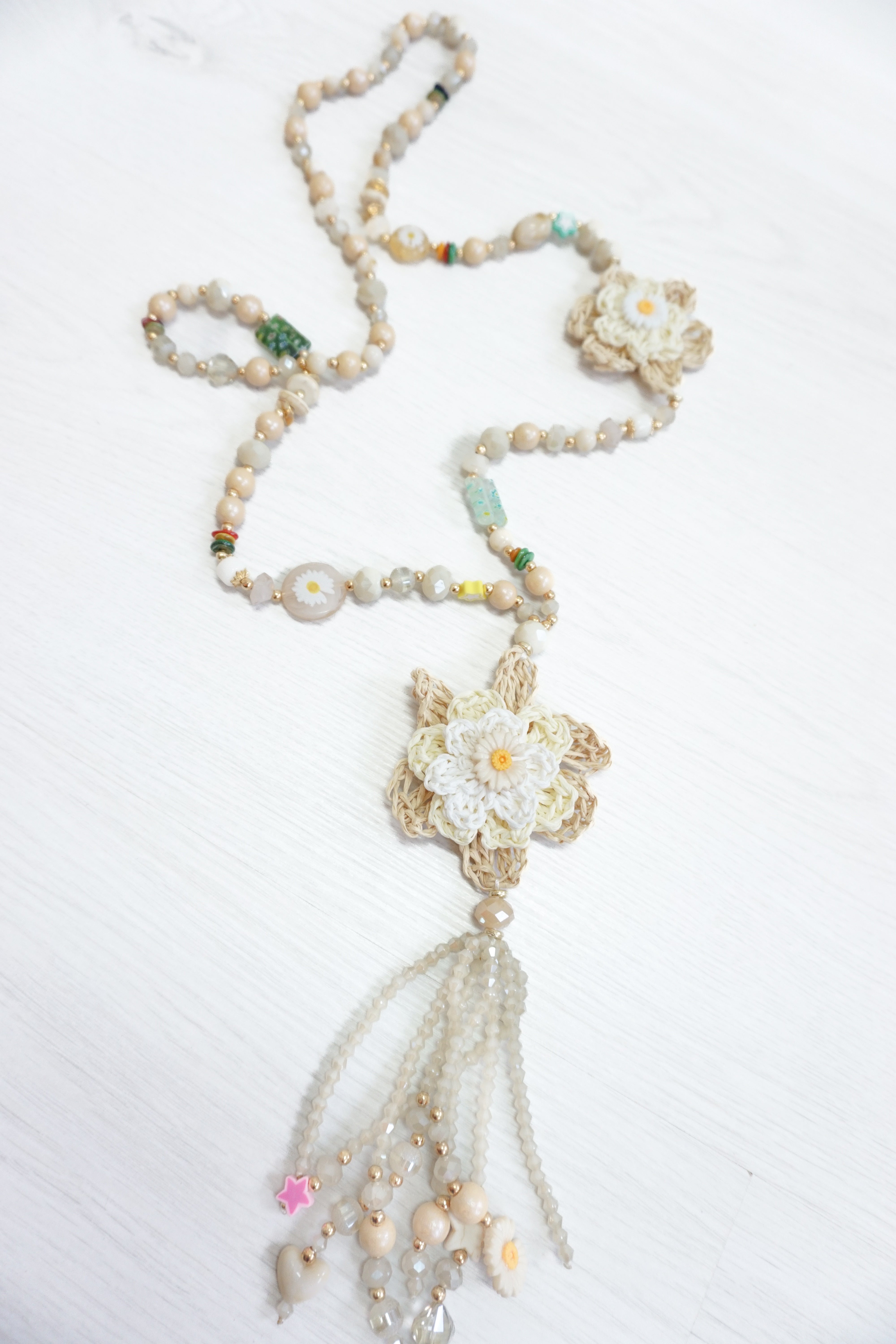 Lange Kette "Flower" beige