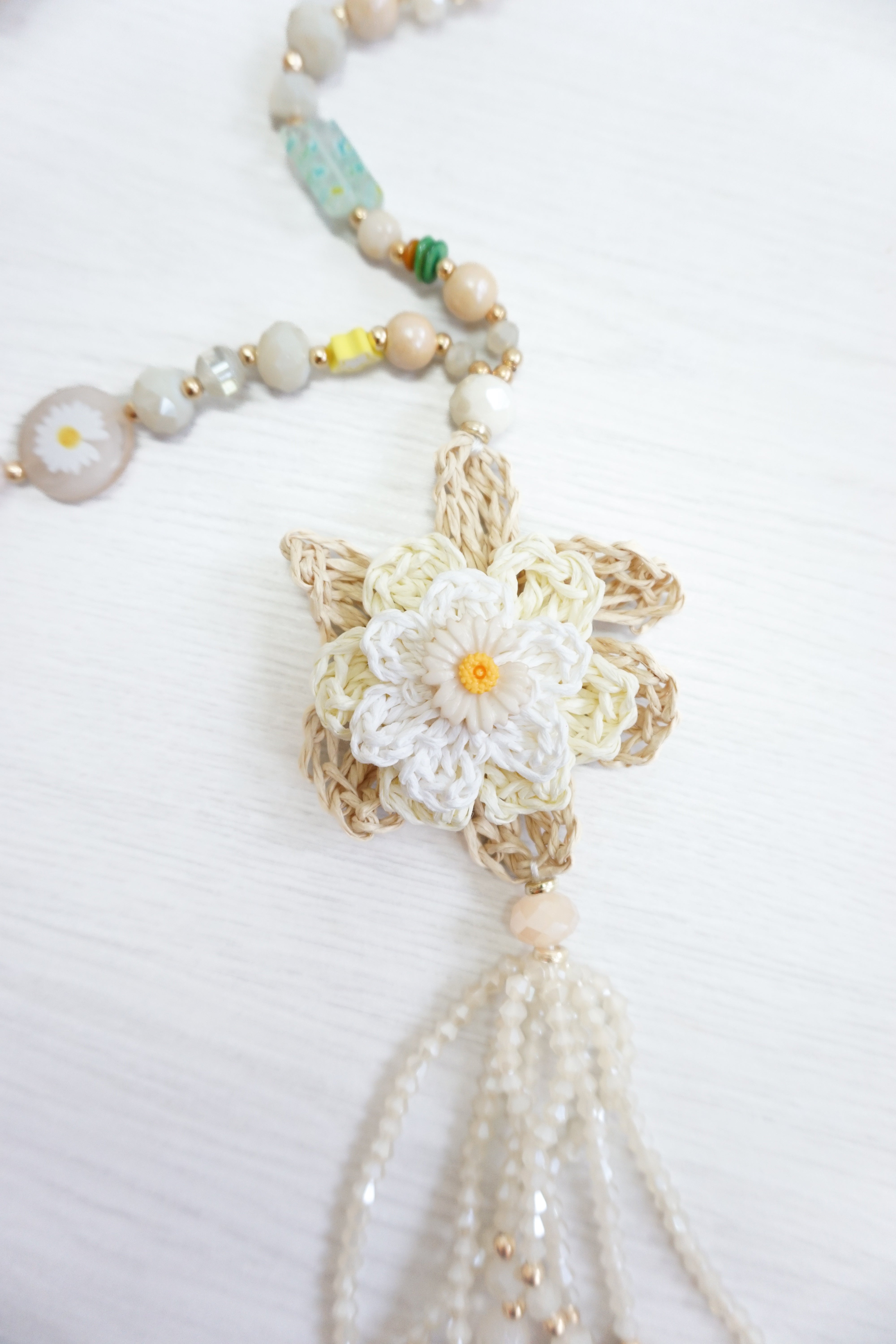 Lange Kette "Flower" beige