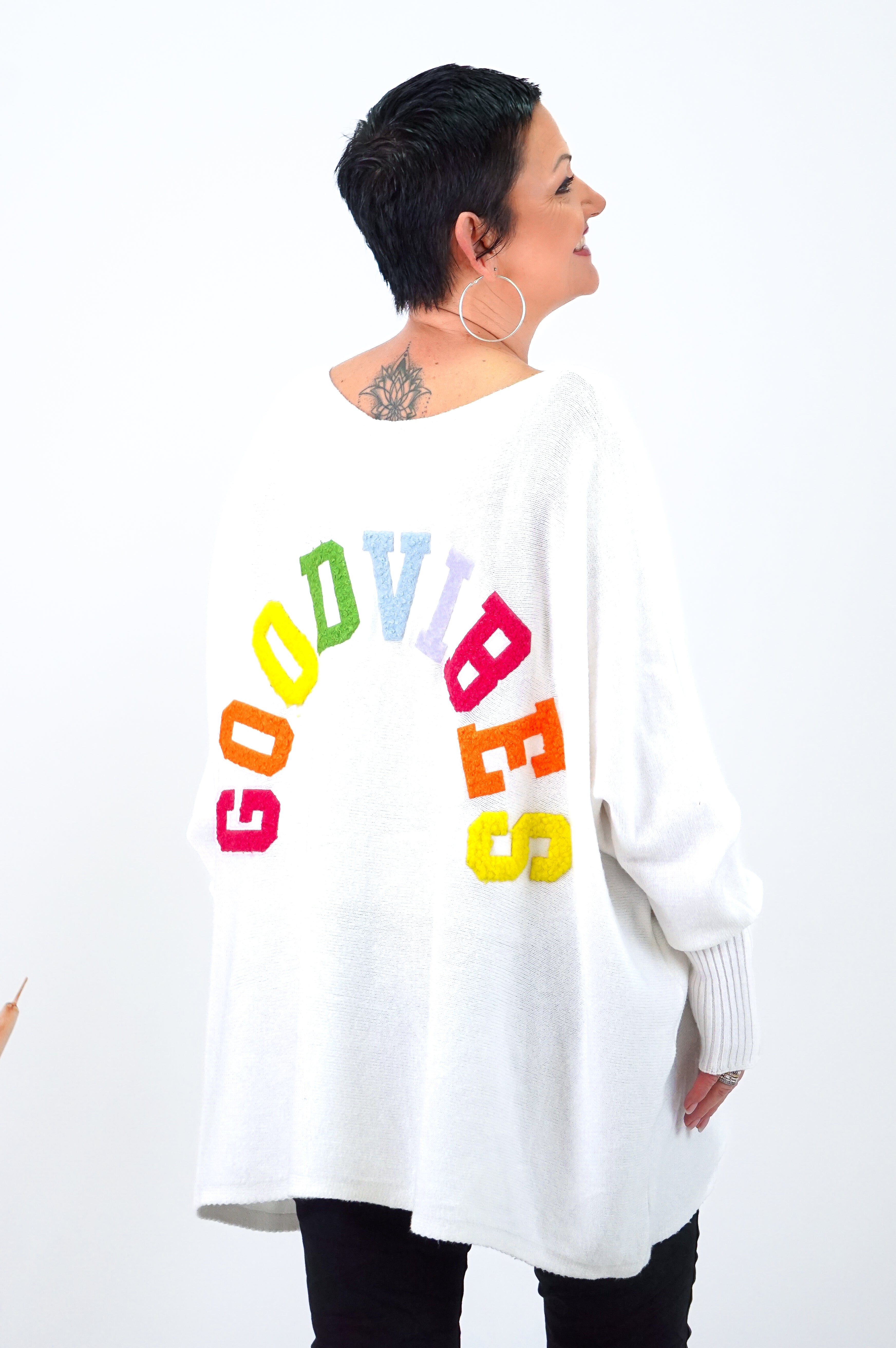 Weiter Feinstrickpulli "GOOD VIBES", weiß