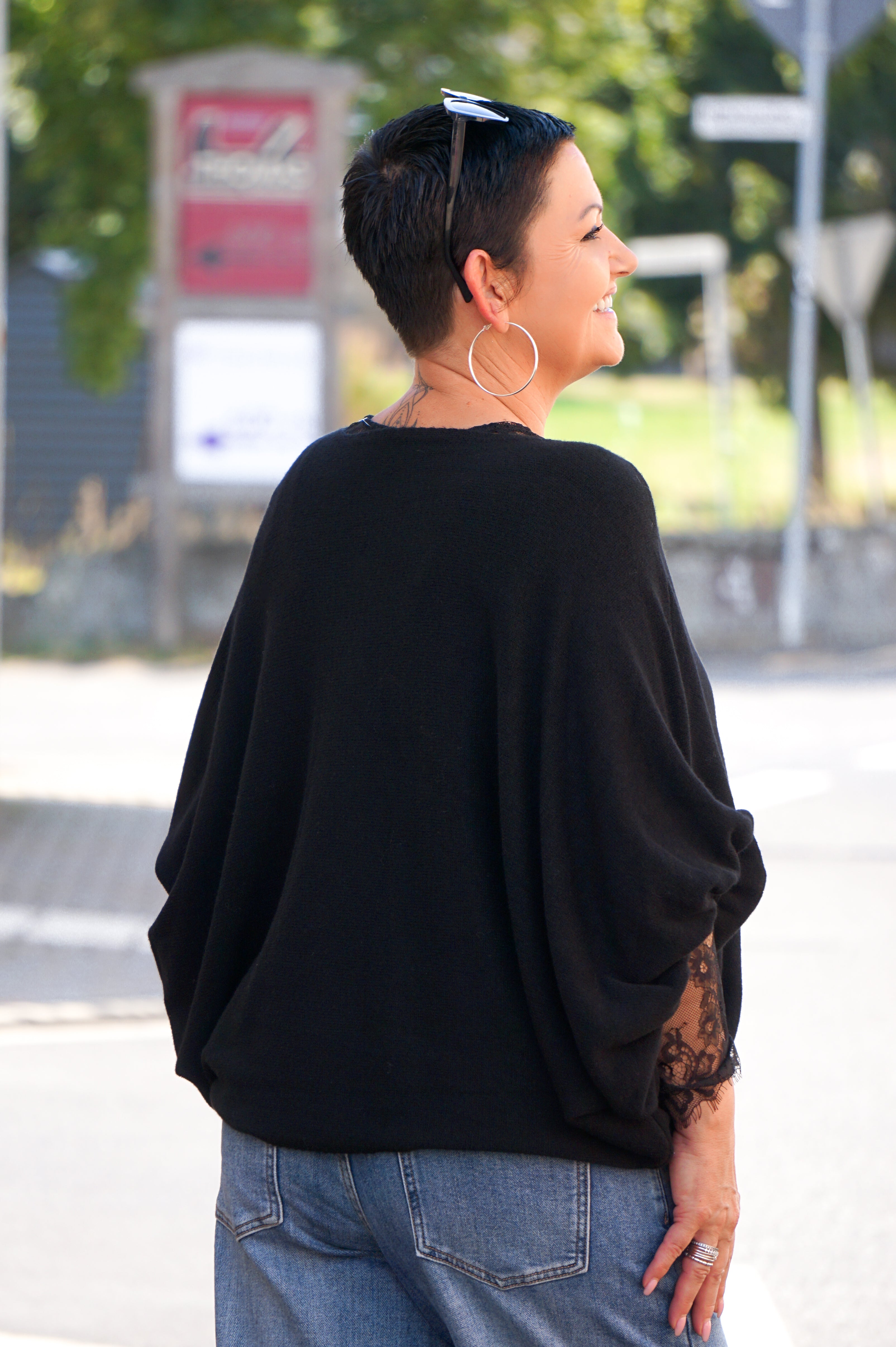 Weiter Kurzarm Feinstrickpulli, schwarz