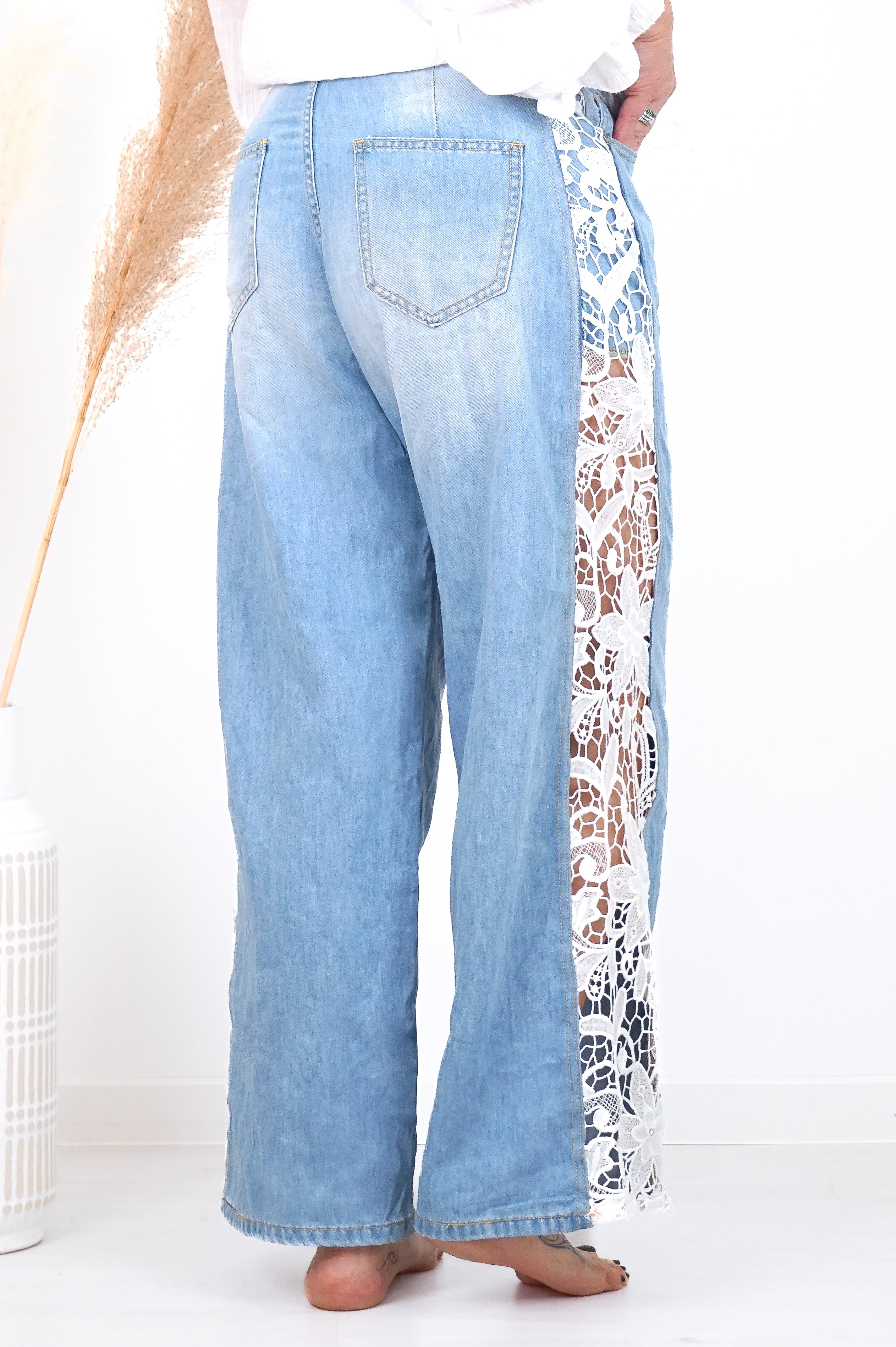 Sexy Woman straight Jeans mit Blumeneinsatz