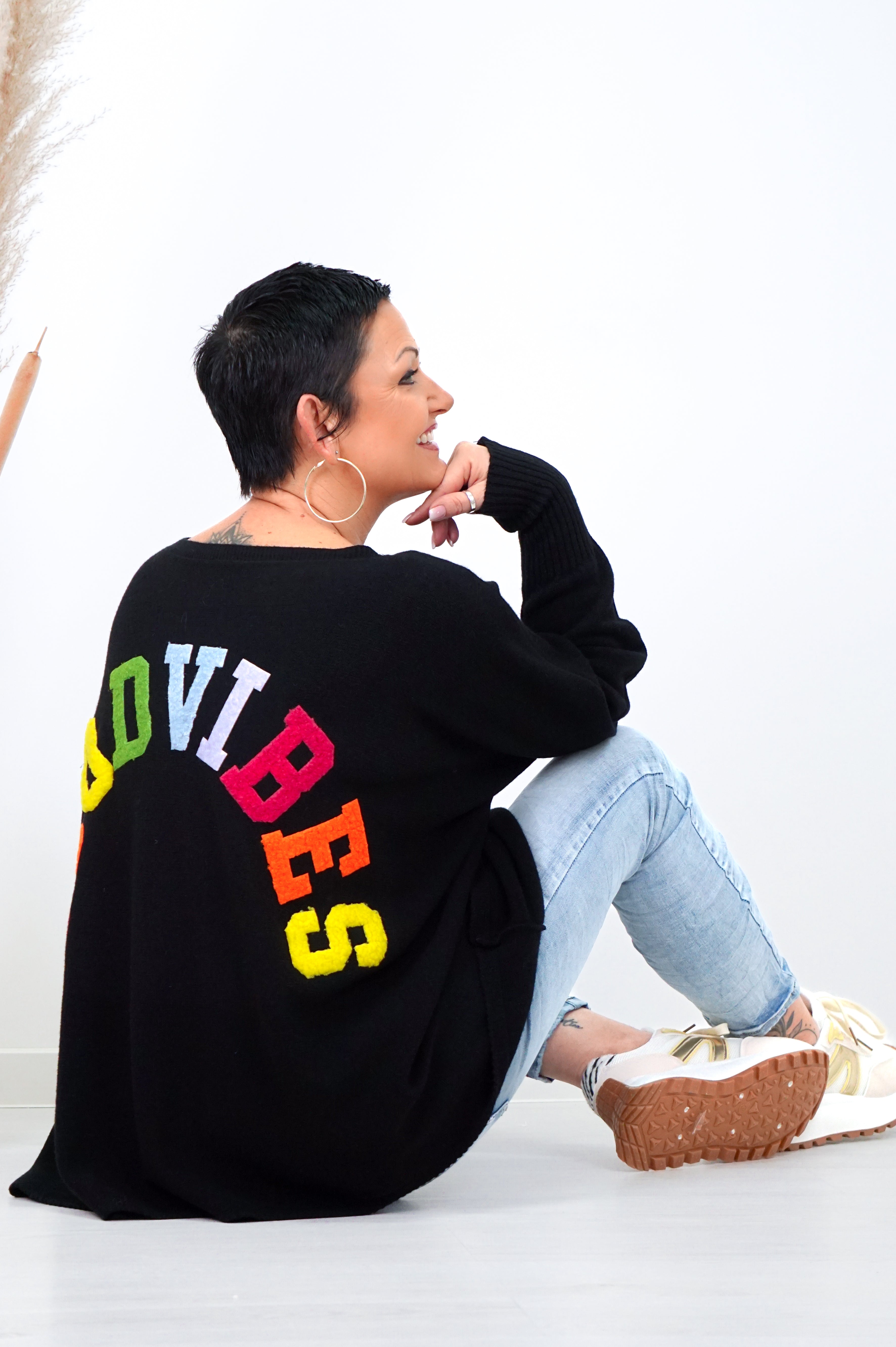 Weiter Feinstrickpulli "GOOD VIBES", schwarz