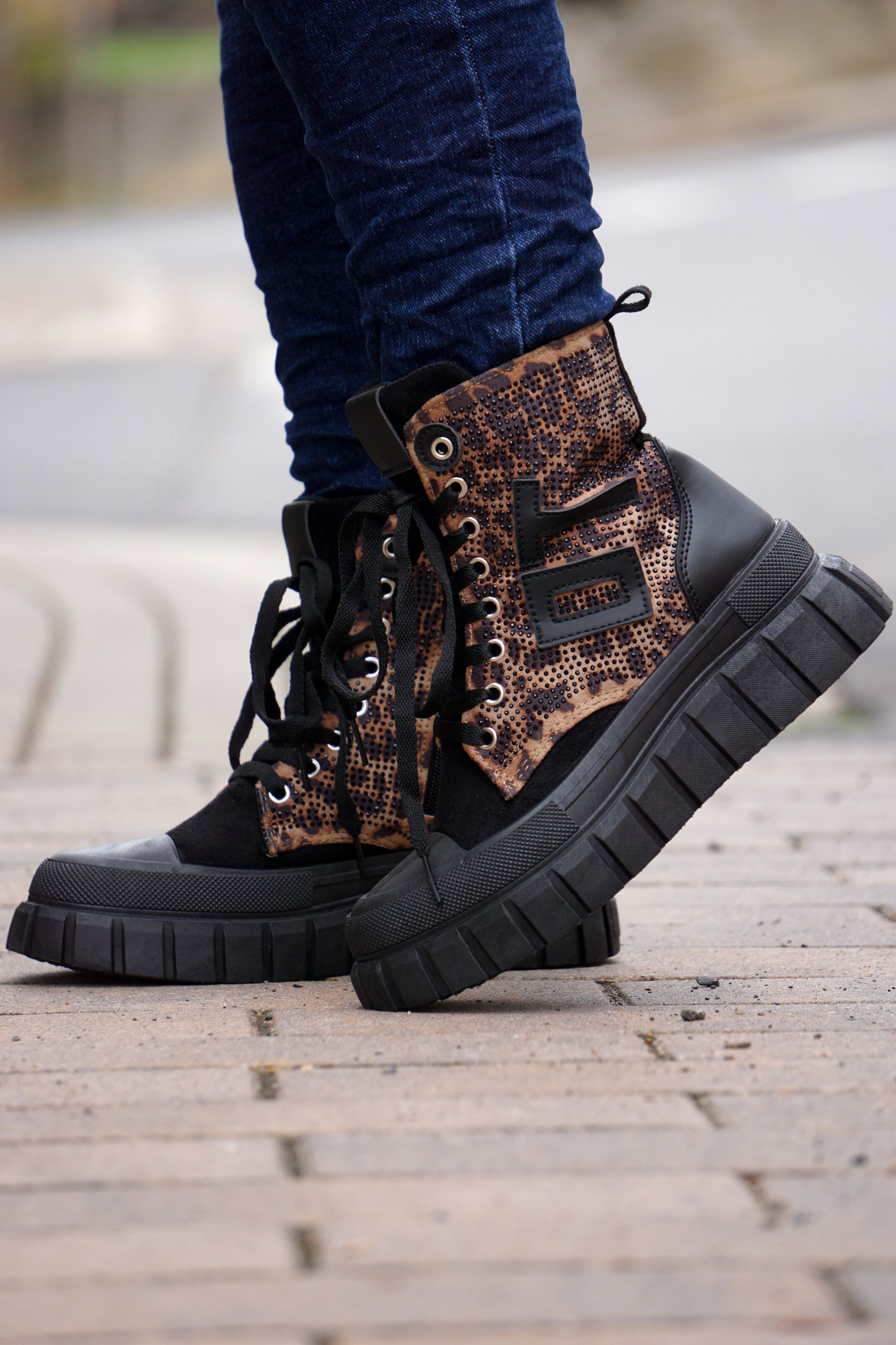 Hoher Sneaker "Statement", schwarz/leo