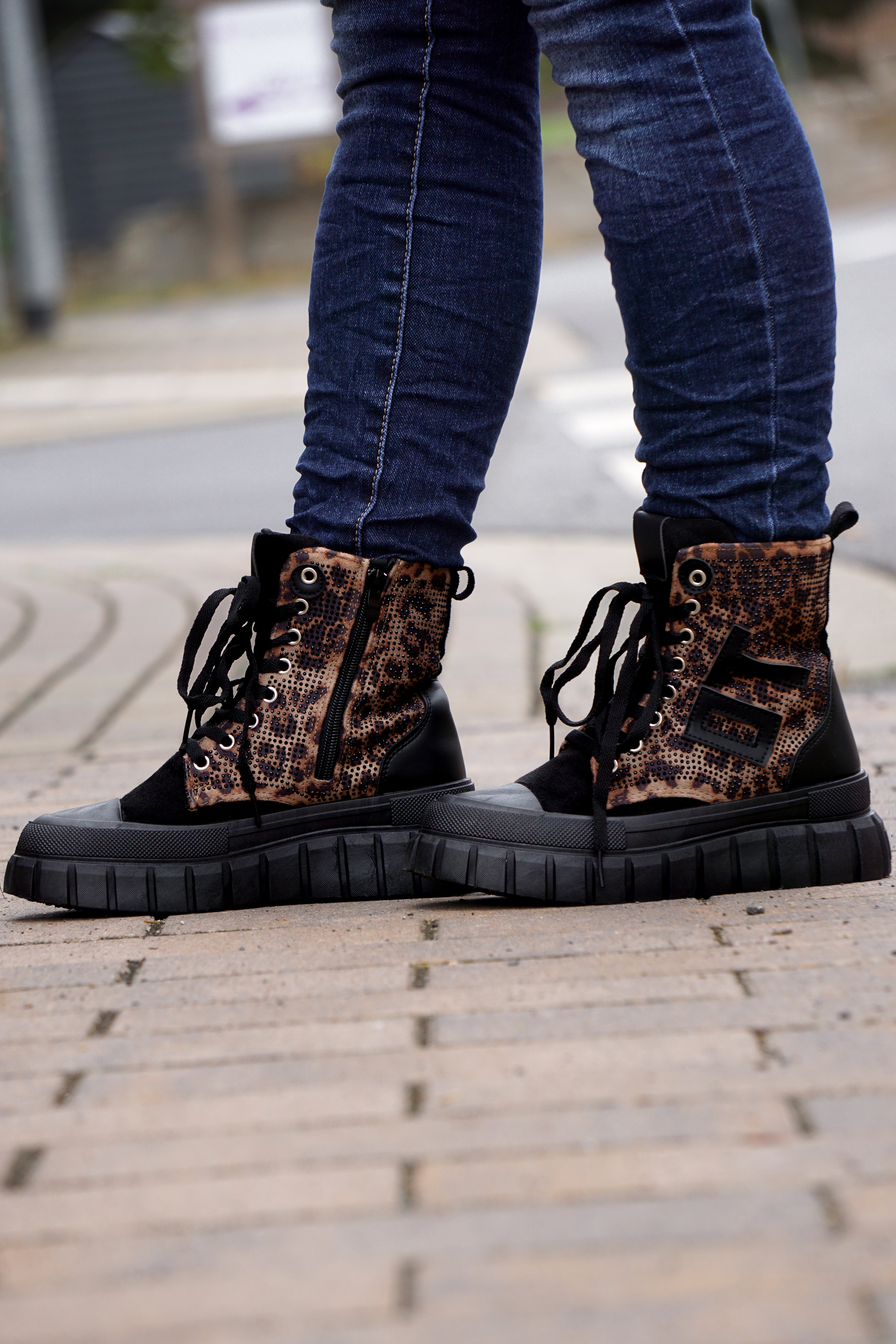 Hoher Sneaker "Statement", schwarz/leo