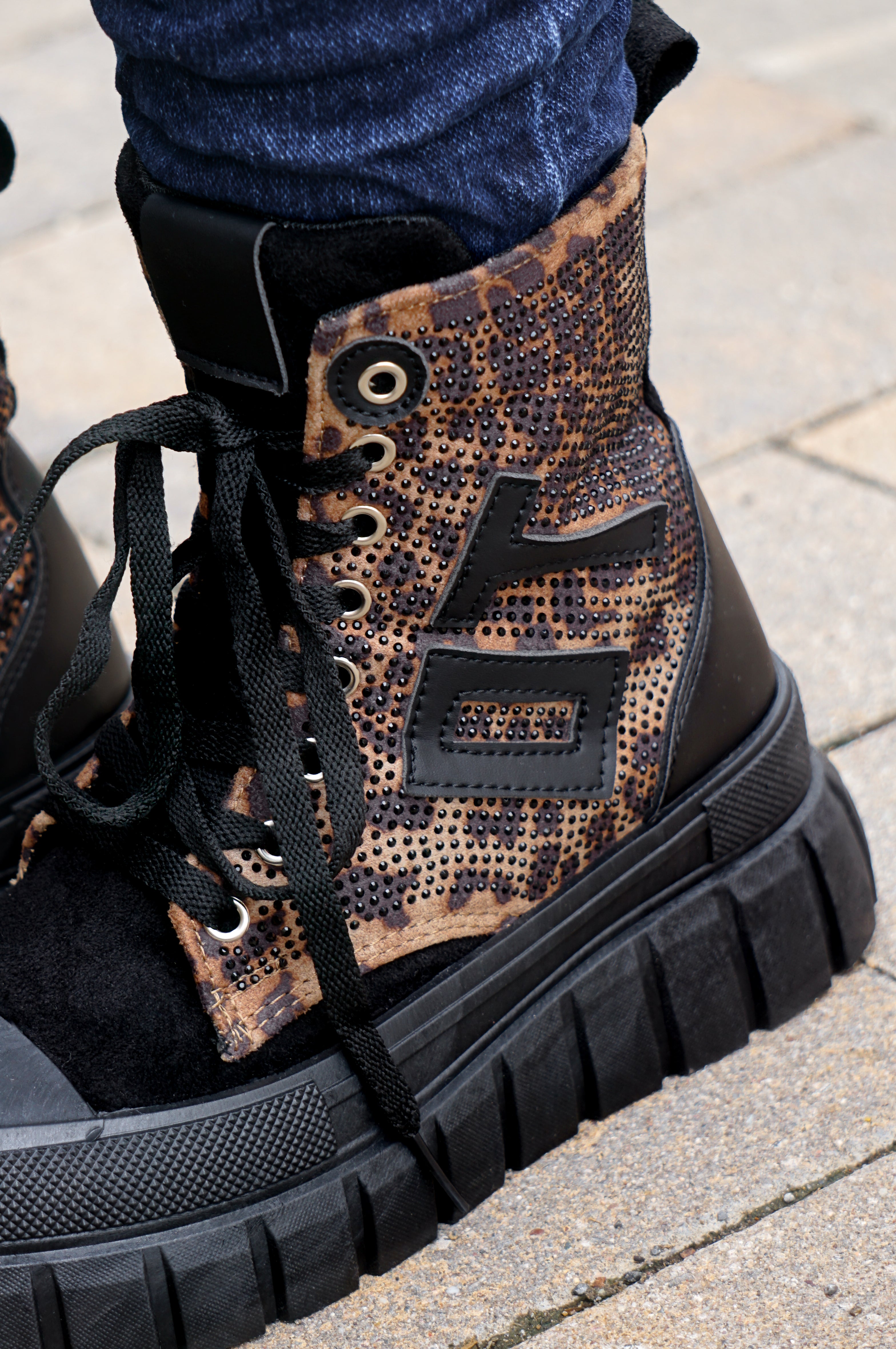Hoher Sneaker "Statement", schwarz/leo