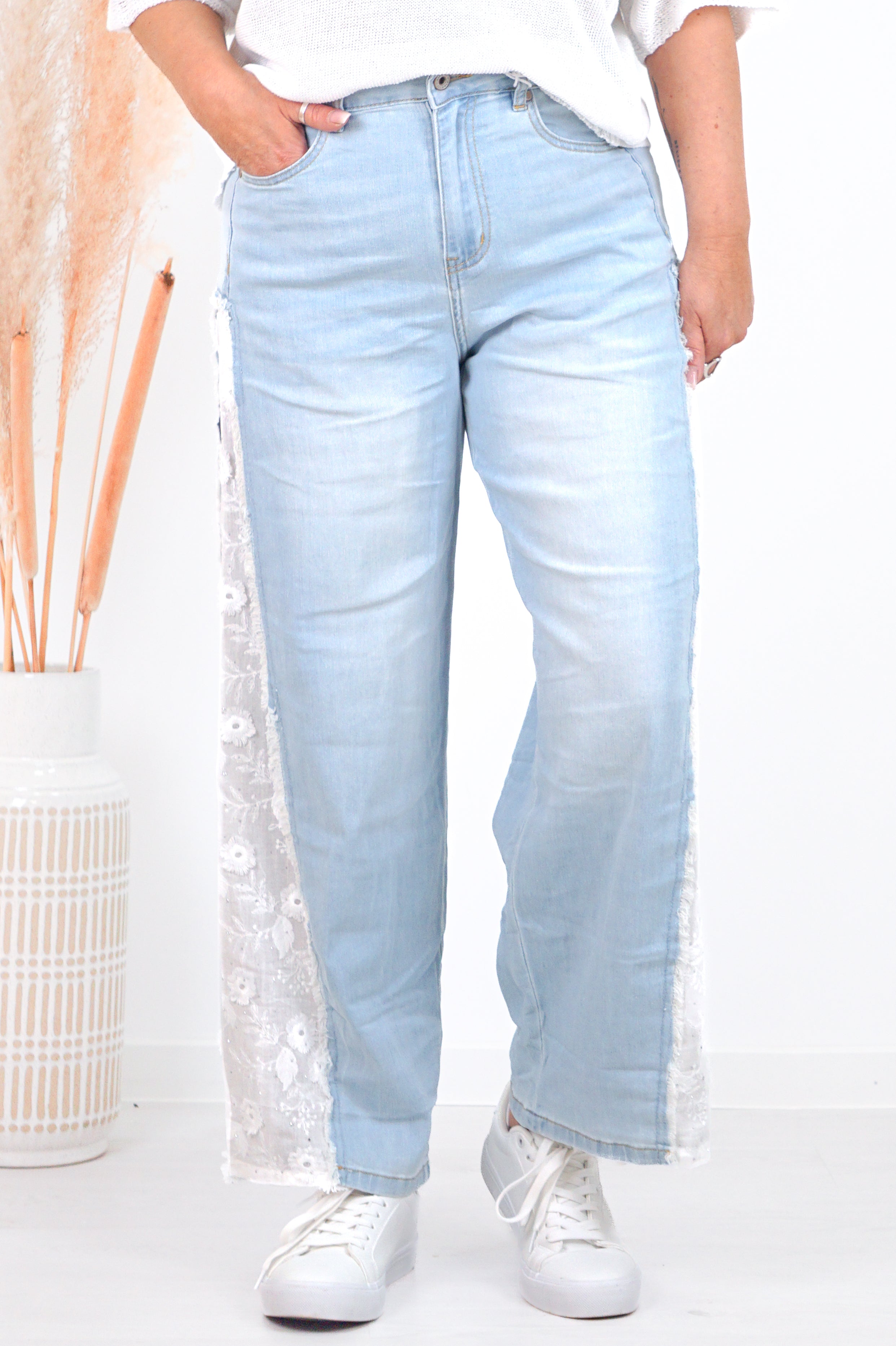 Sexy Woman straight Jeans mit verziertem Stoffeinsatz