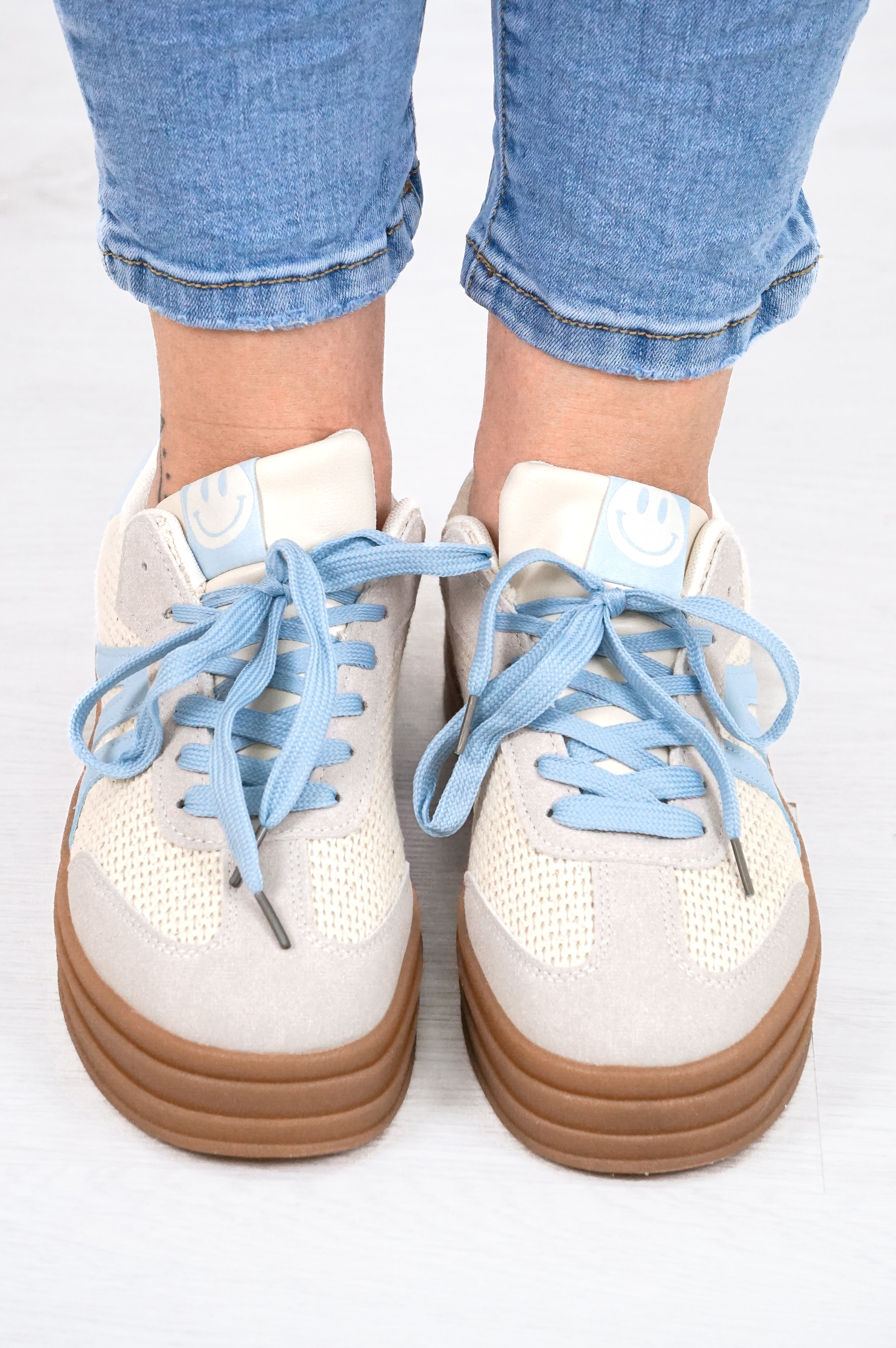 Sneaker mit Häkelstruktur, hellblau