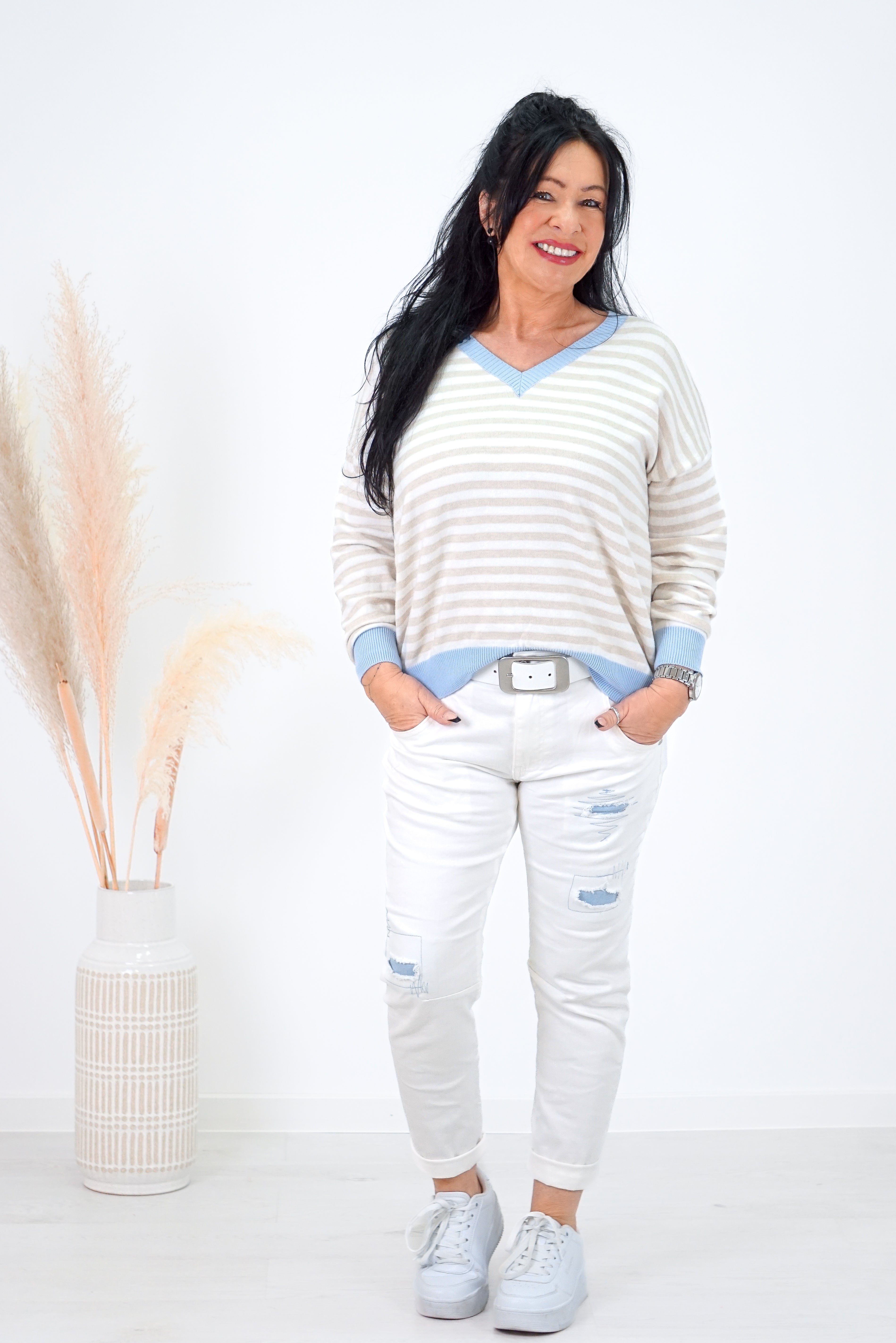 Sexy Woman Jeans mit jeansblauen Flicken