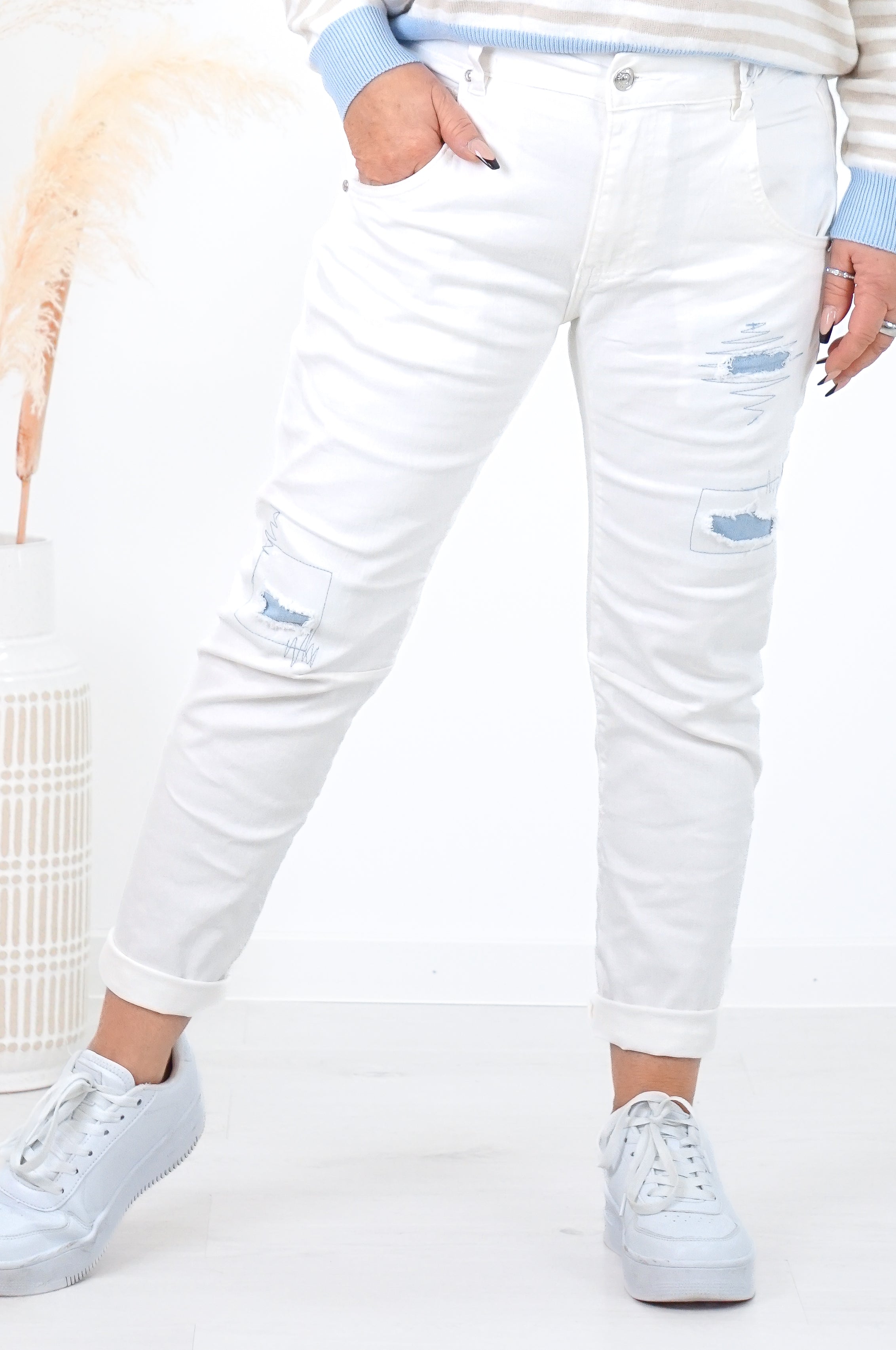 Sexy Woman Jeans mit jeansblauen Flicken