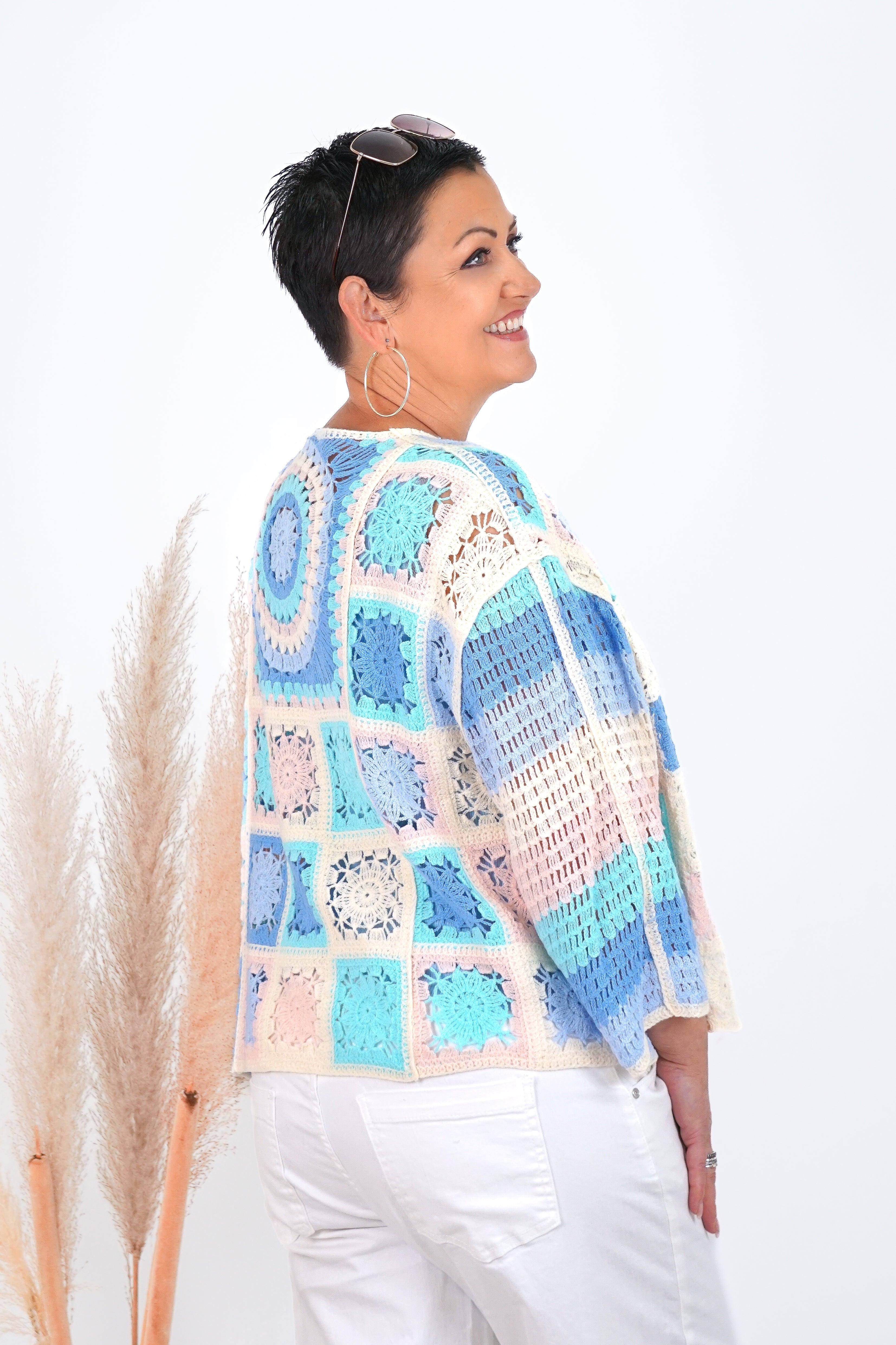 Bunte Häkeljacke mit verspieltem Muster, blau/türkis/rose