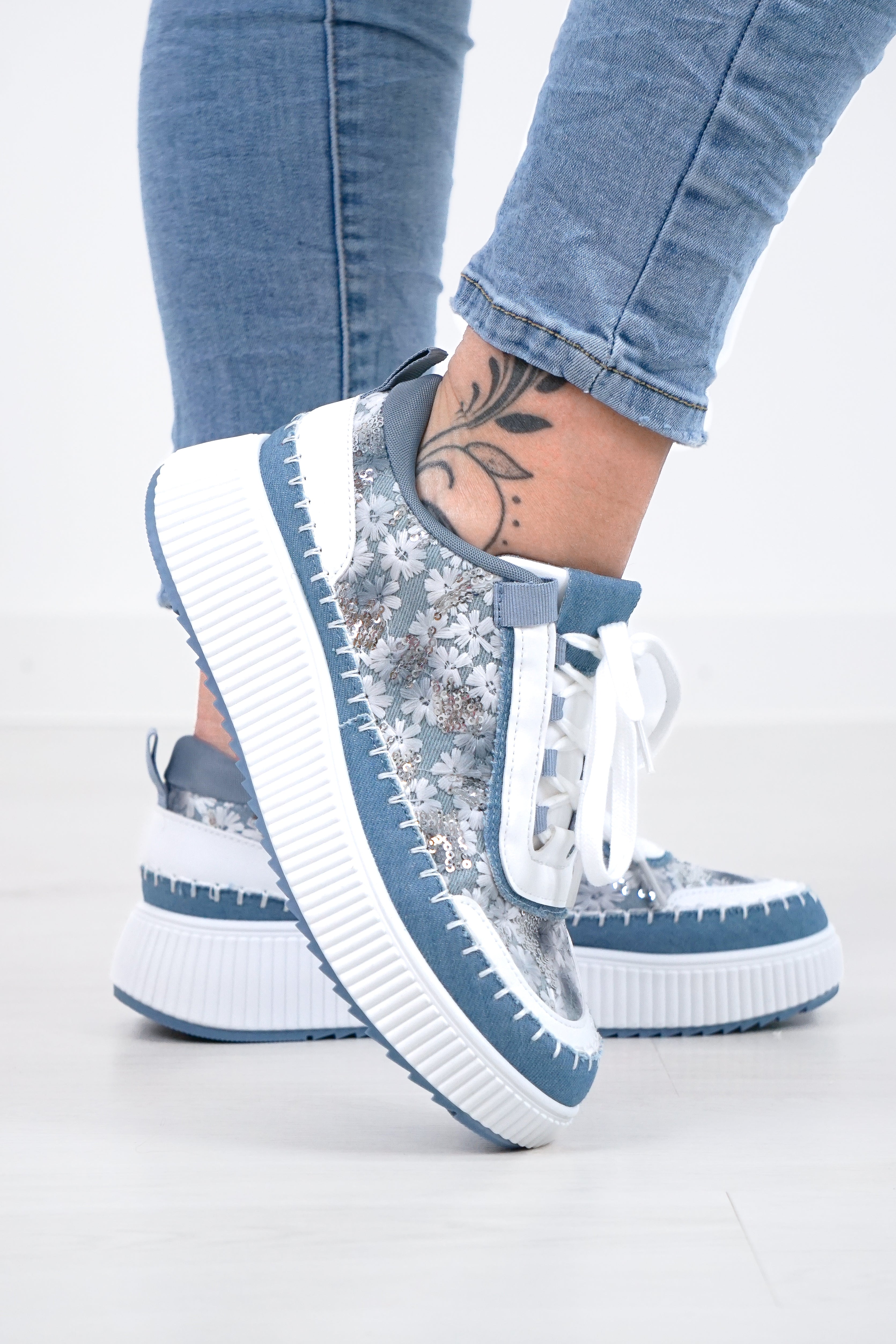 Sneaker mit gestickten Blumen