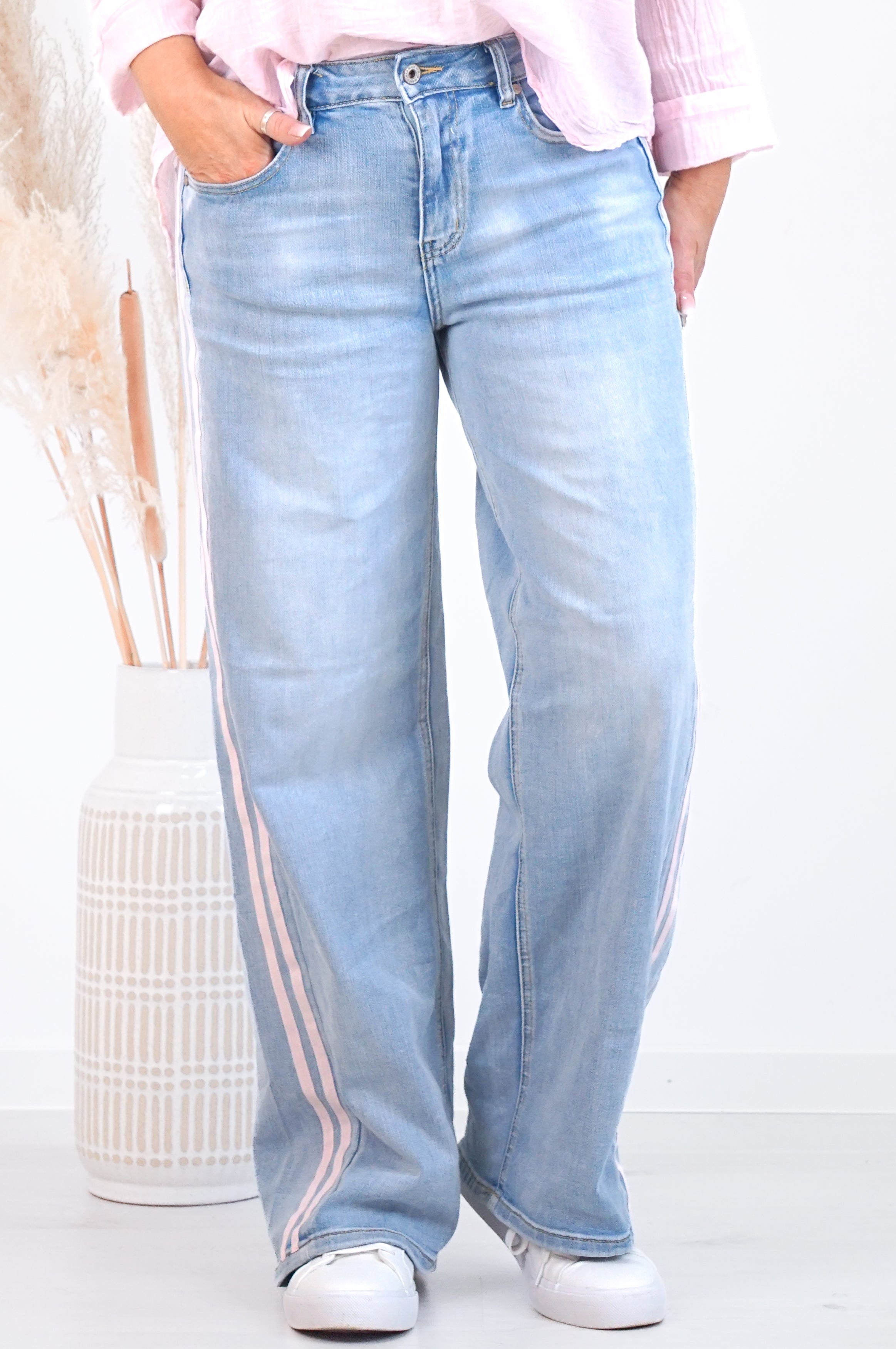 Sexy Woman straight Jeans mit rosa Streifen