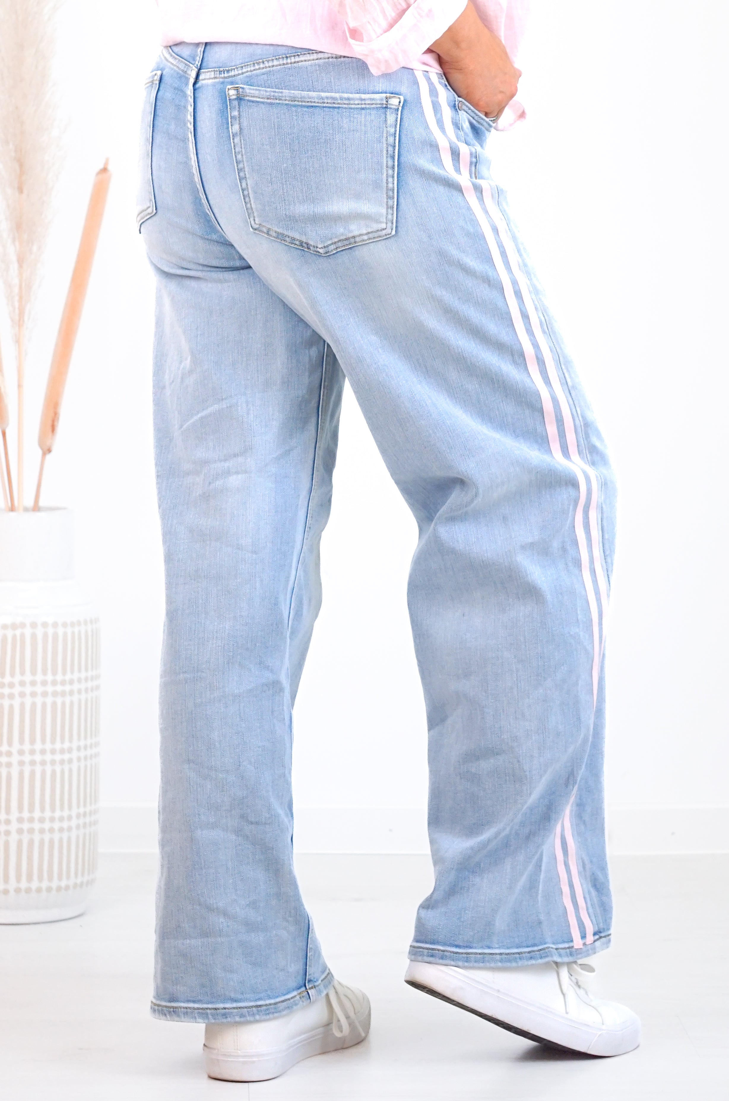 Sexy Woman straight Jeans mit rosa Streifen