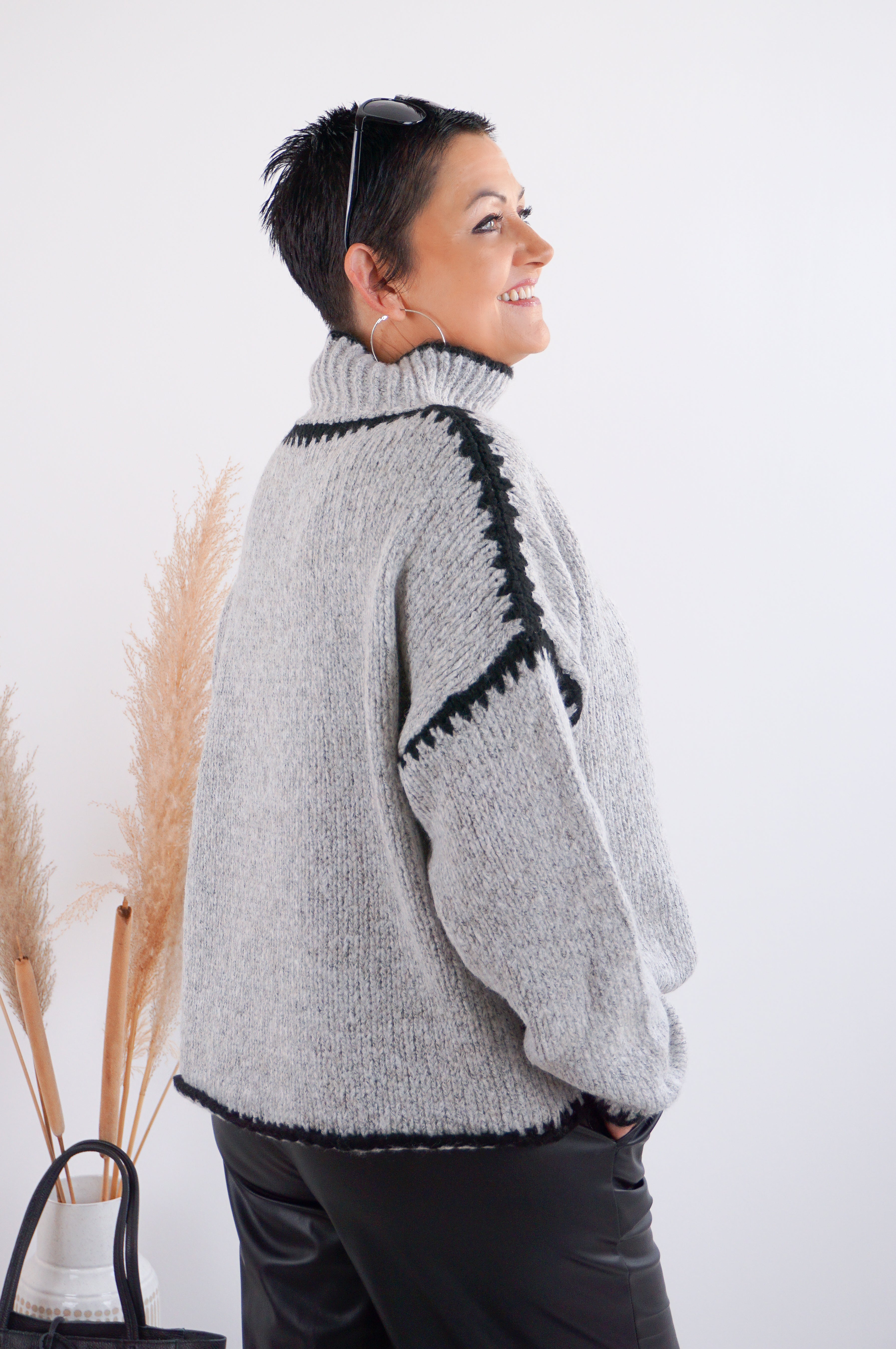 Strickpulli mit Kontrast Details, grau/schwarz