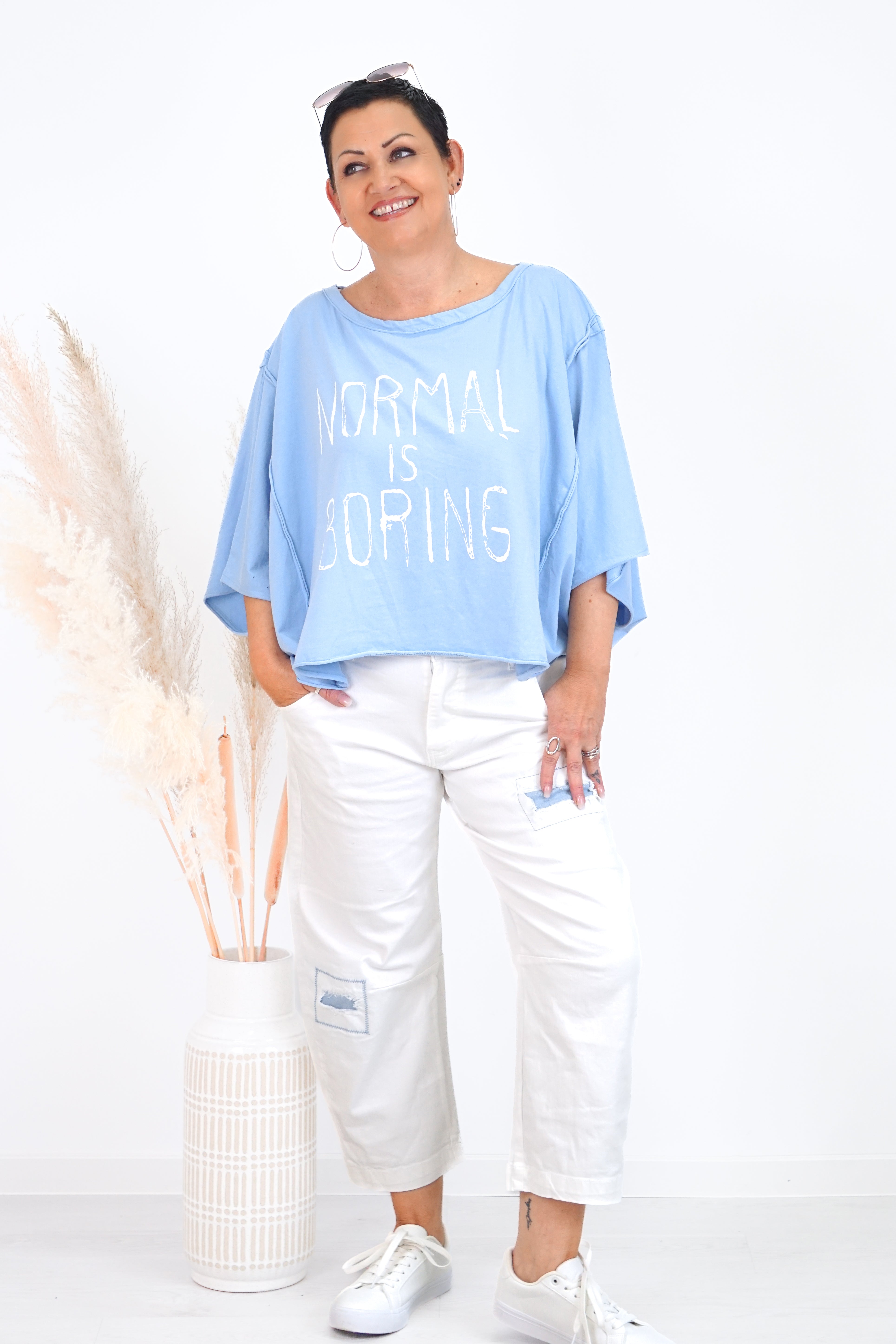 Oversize Shirt „normal is boring“, hellblau
