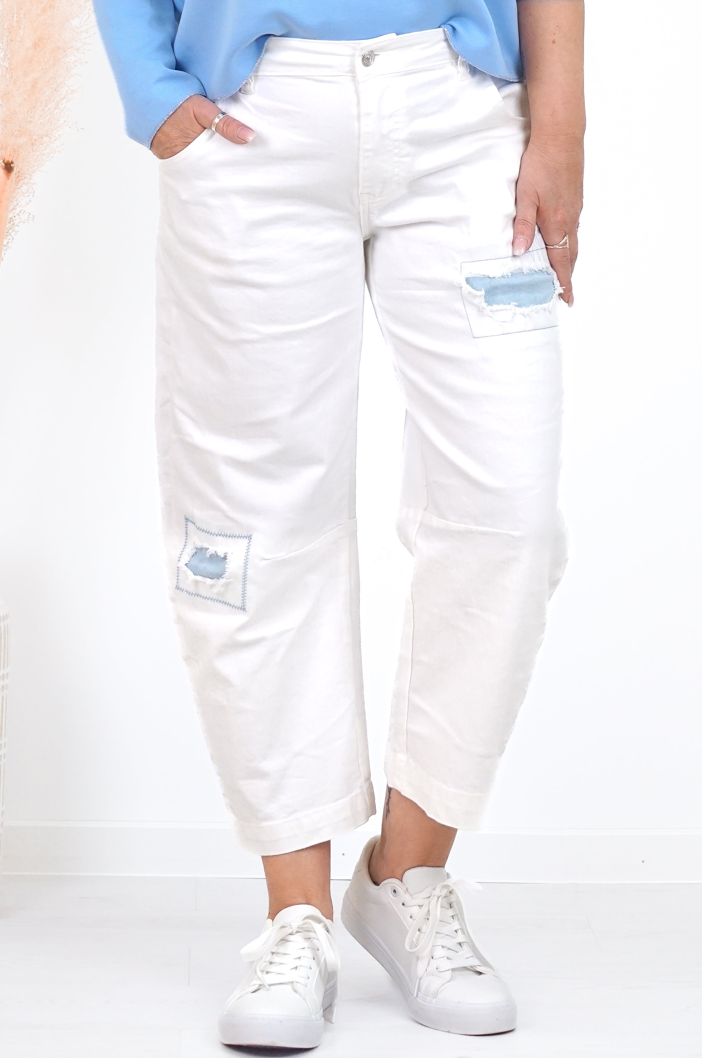 Sexy Woman Barrel Jeans mit jeansblauen Flicken