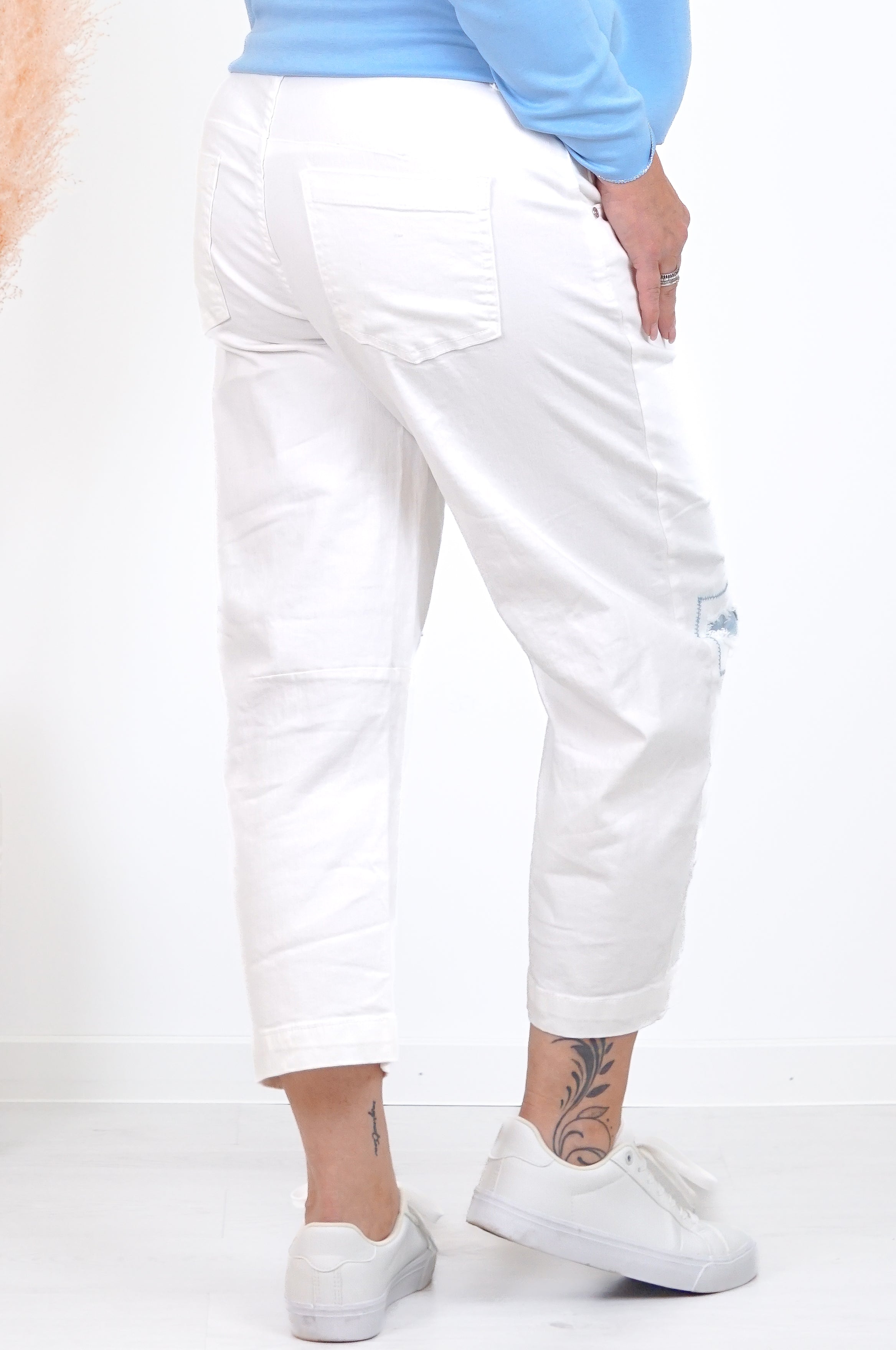 Sexy Woman Barrel Jeans mit jeansblauen Flicken