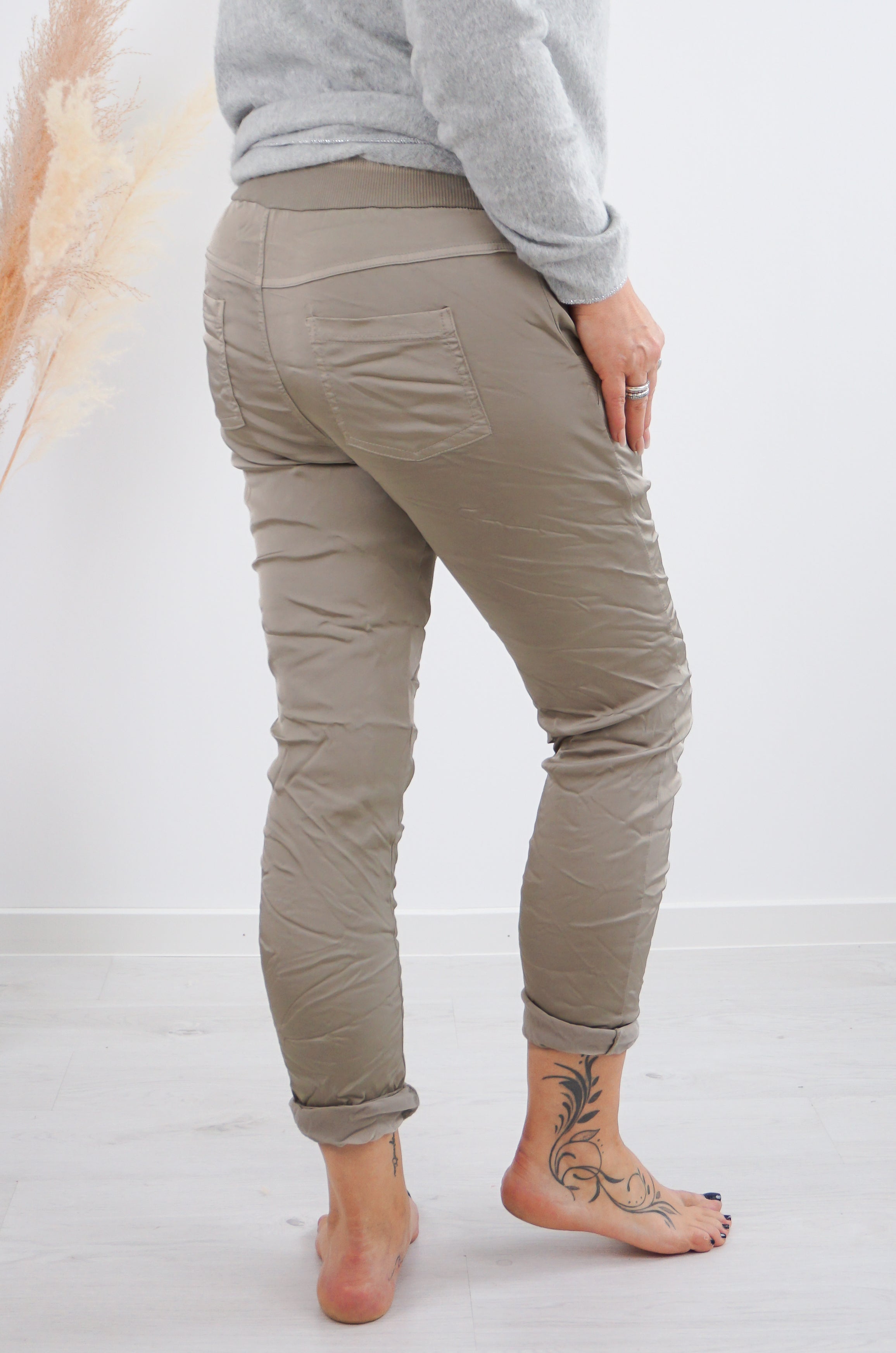 Jogpant mit Zierknöpfen im Satin Look , beige