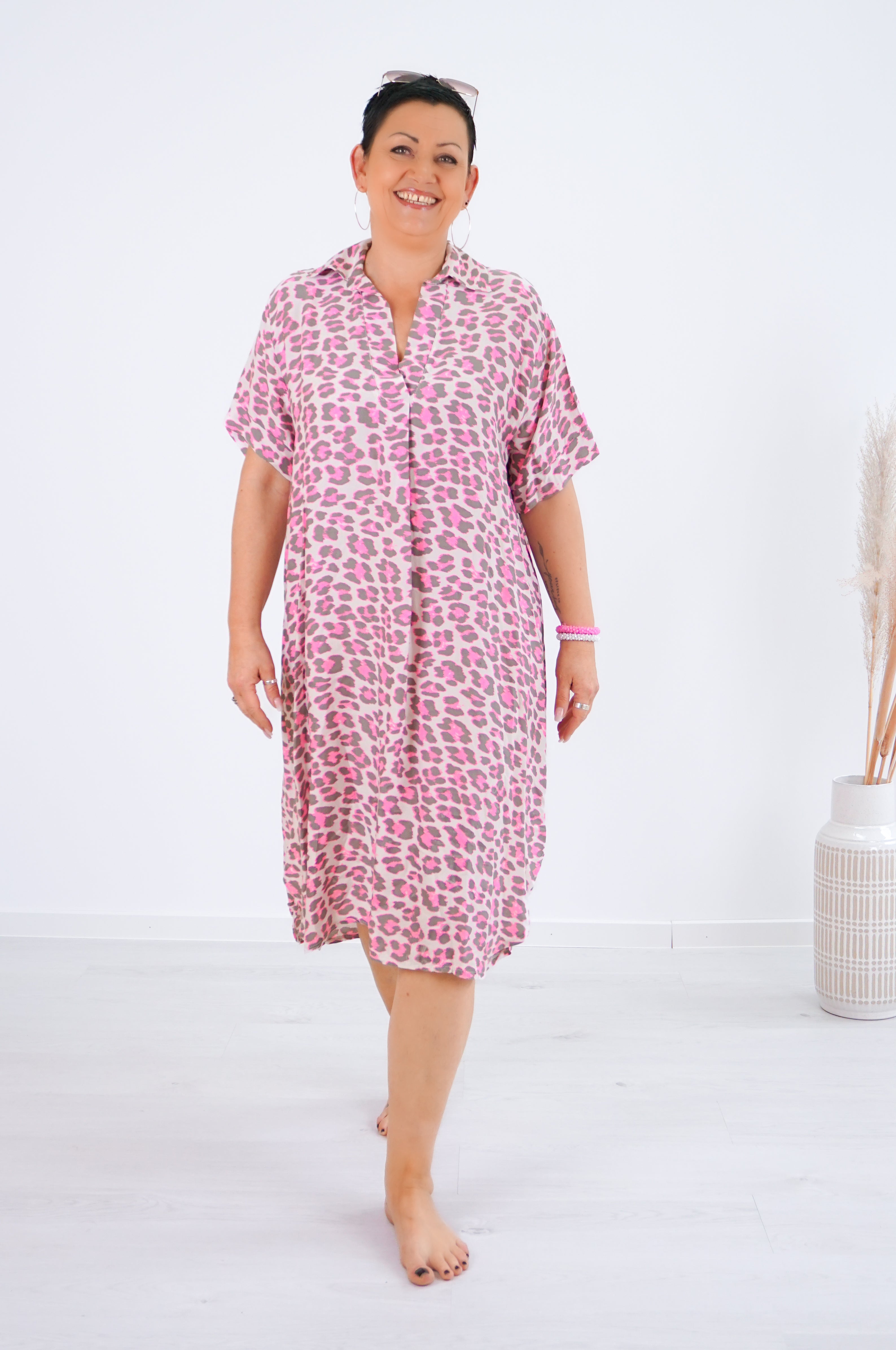 Leichtes Midi Kleid mit Leo Print, taupe/neonpink