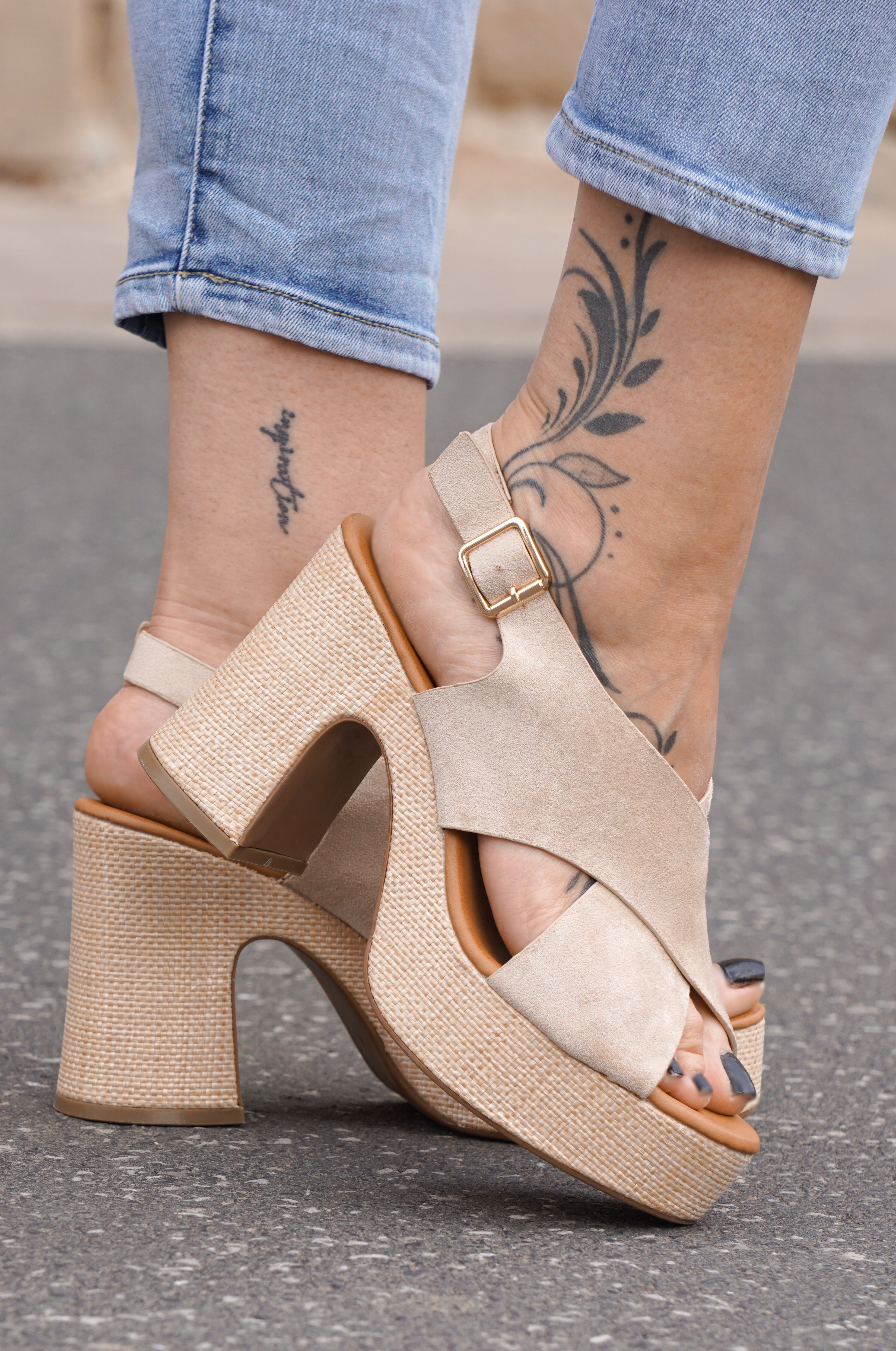 Plateau Sandalen mit Bast-Absatz, beige