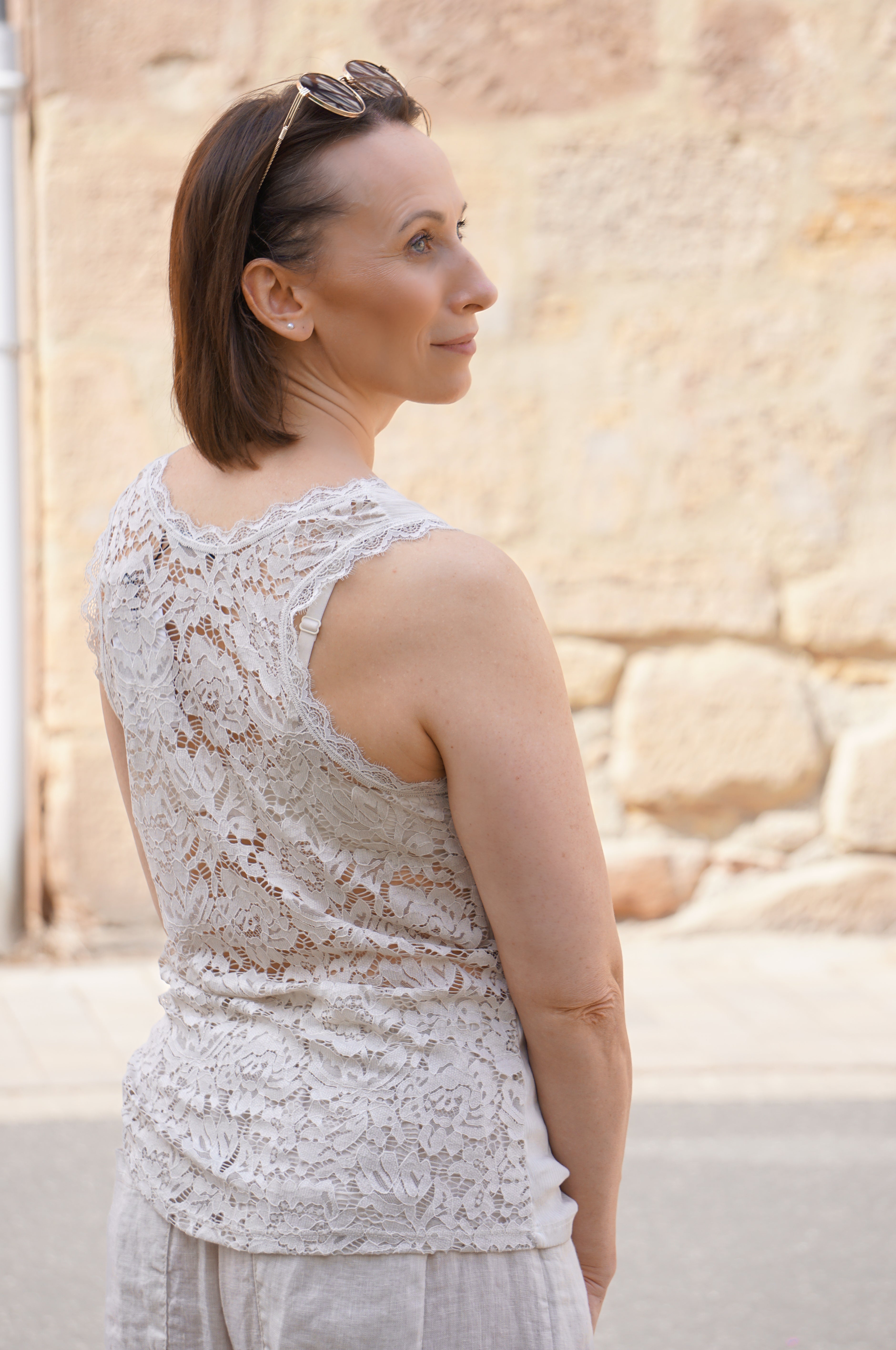 Top mit Spitzenrücken, beige