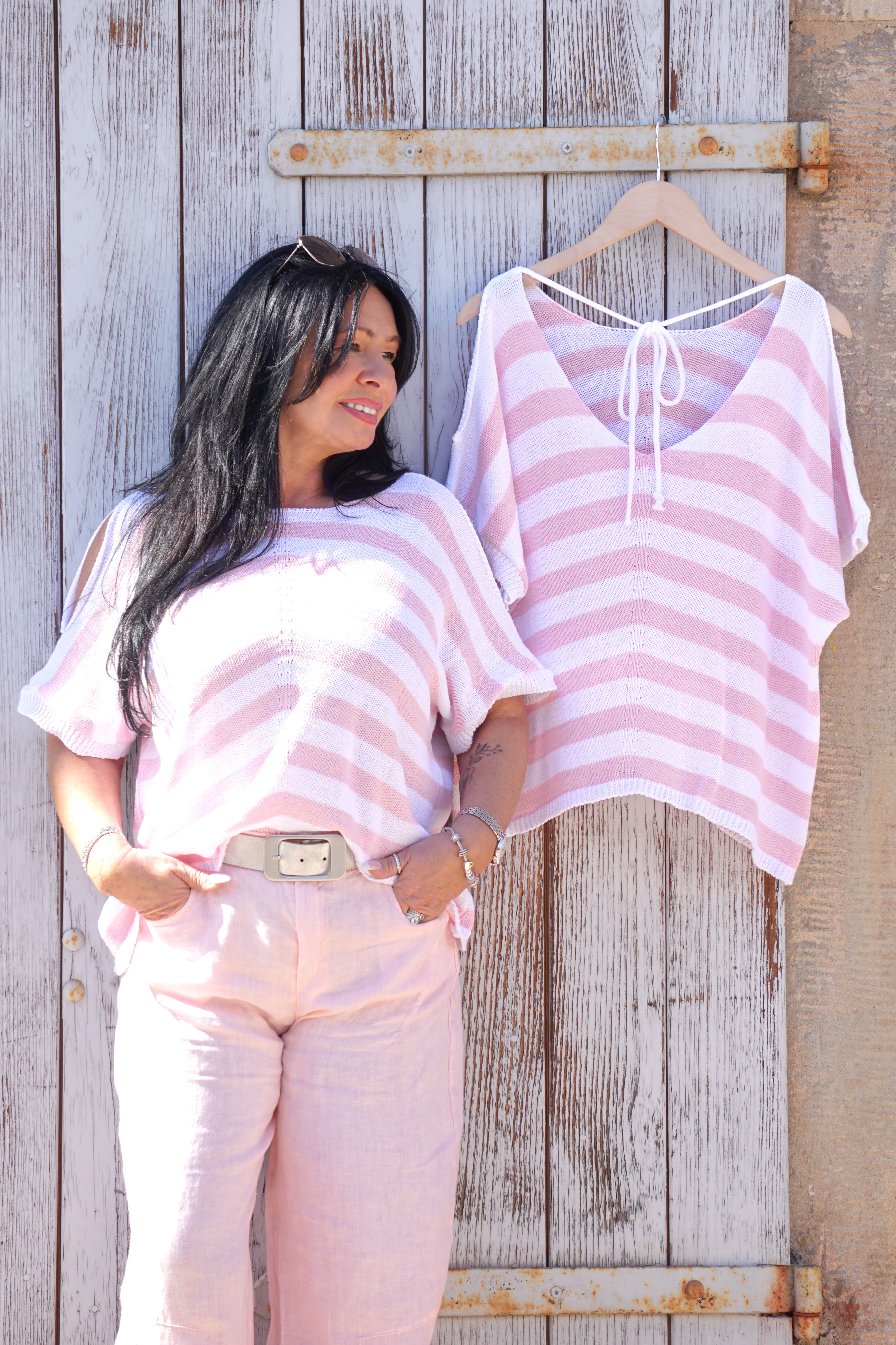 Gestreiftes Häkelshirt mit Cut-Outs, rosa