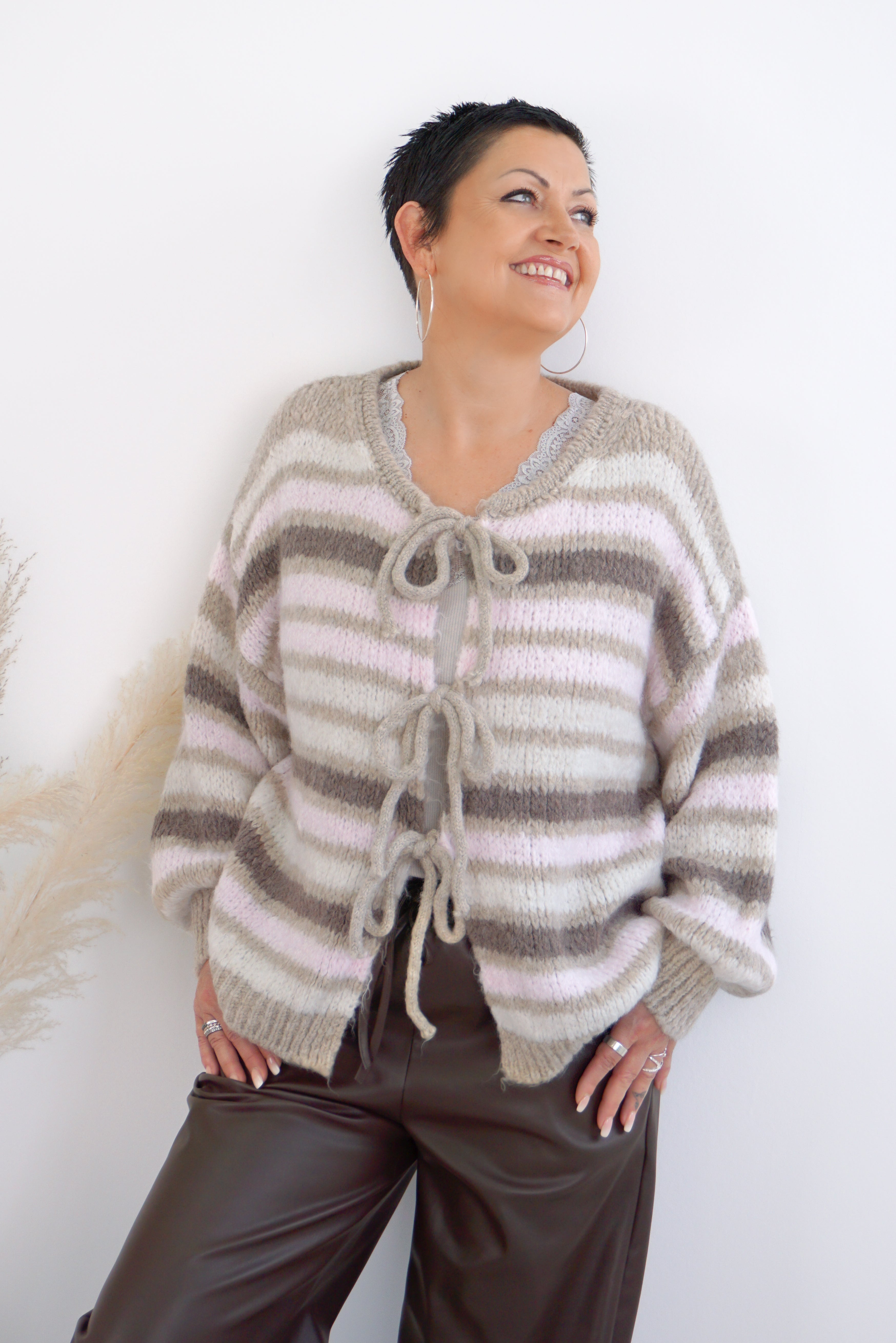 Strickjacke mit bunten Streifen und Bindebändern
