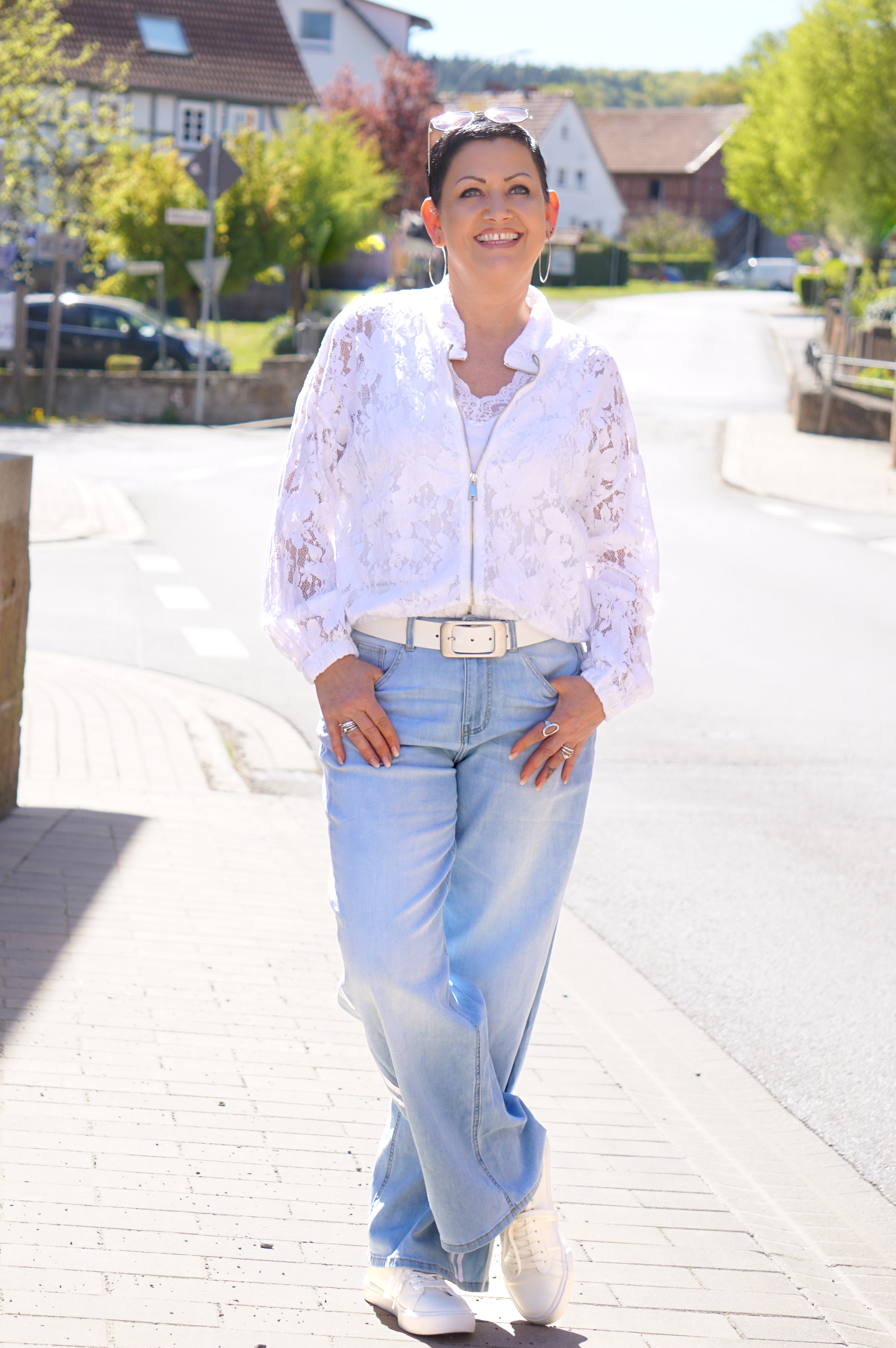 Sexy Woman straight Jeans mit weißen Streifen