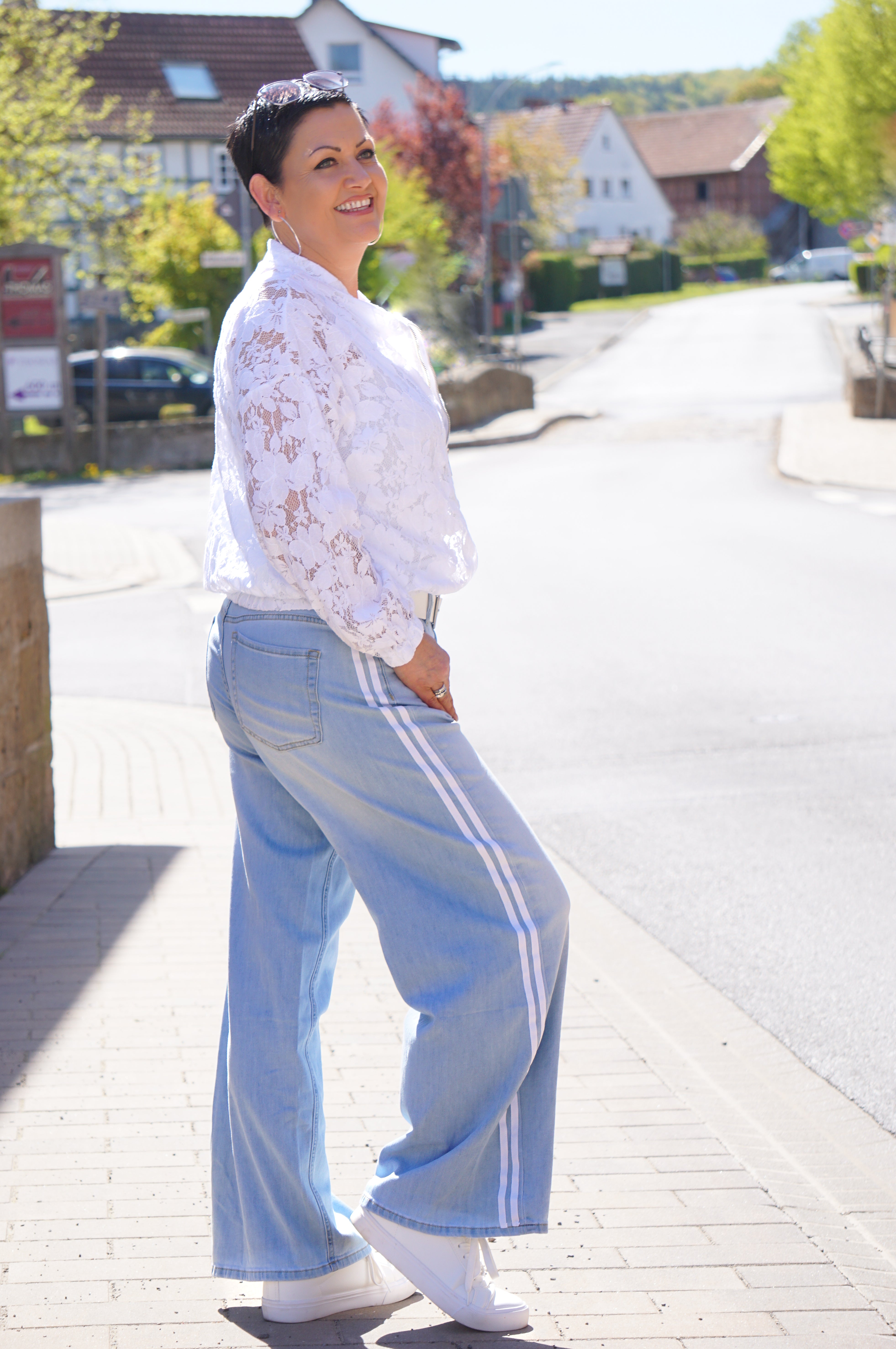 Sexy Woman straight Jeans mit weißen Streifen