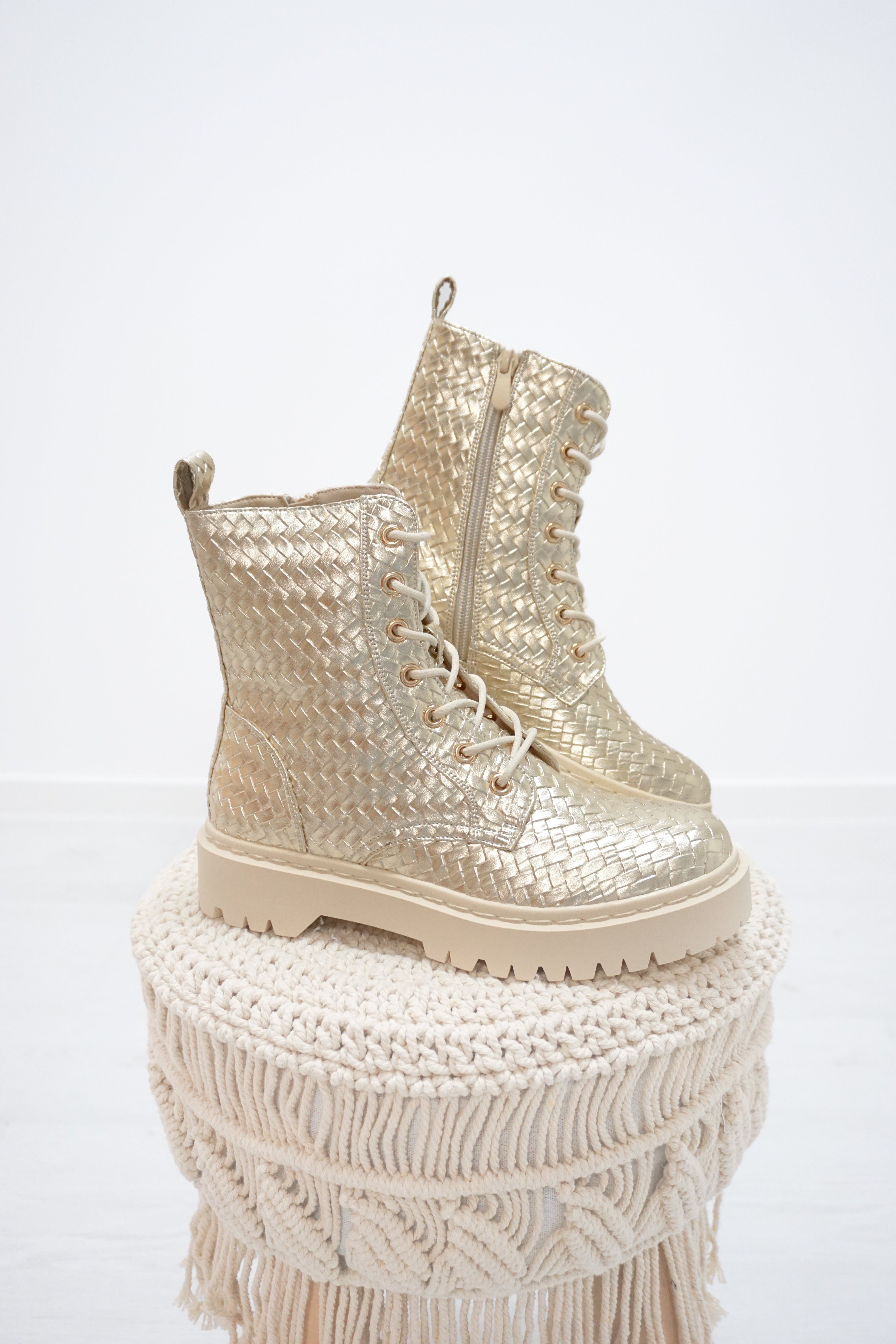 Geschnürte Stiefelette in geflochtener Optik, gold