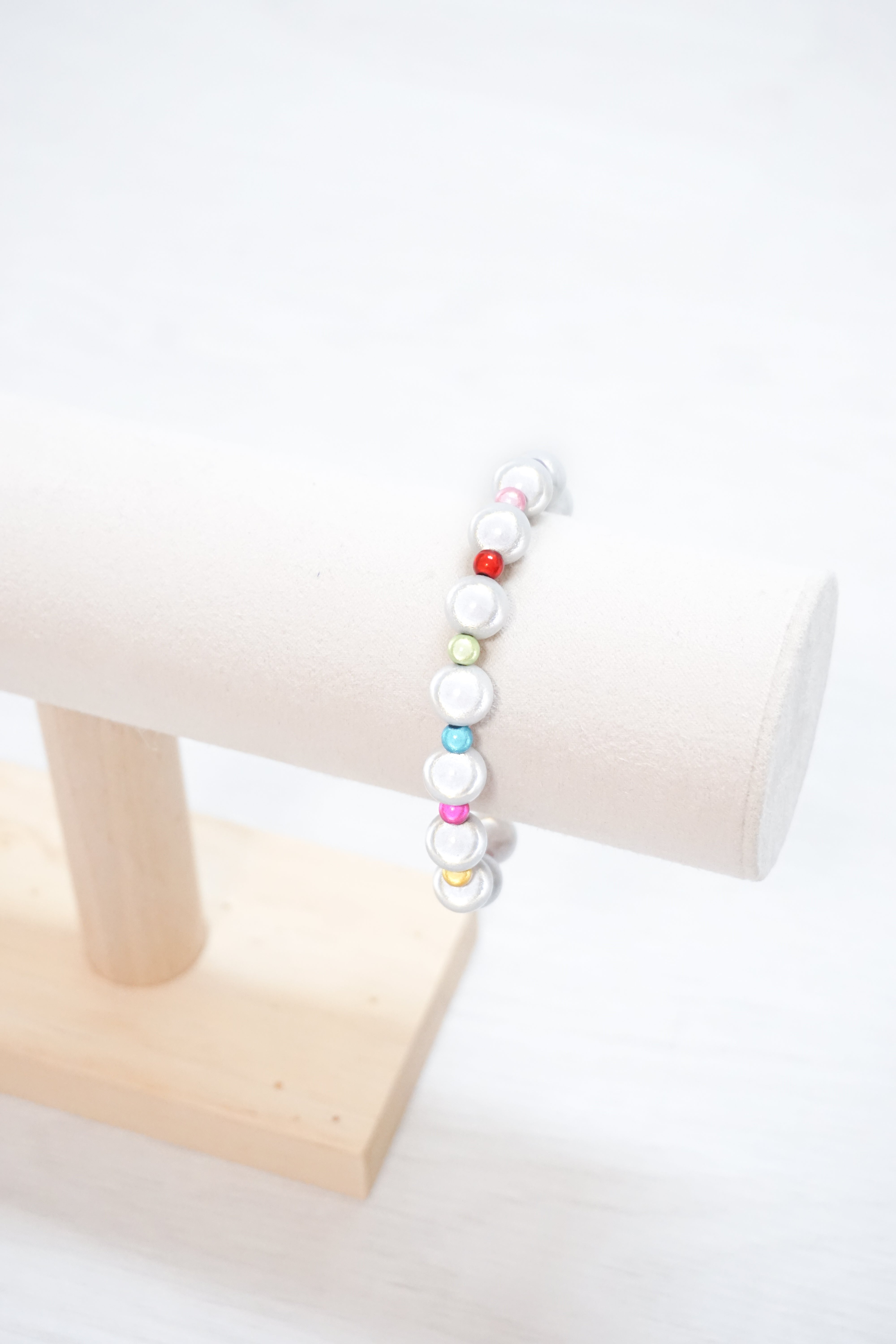 Leuchtendes Perlenarmband weiß/bunt