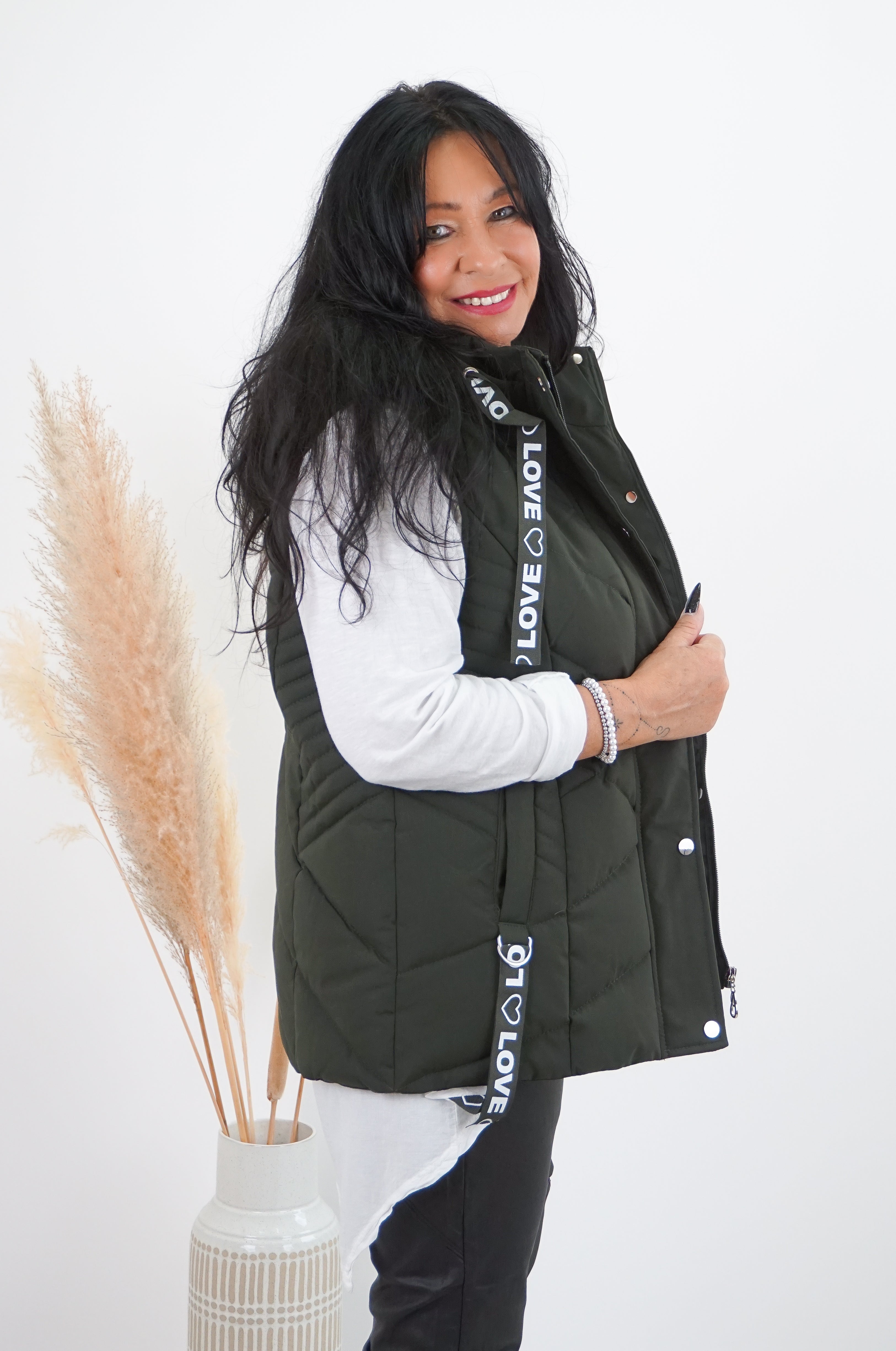 Kurze Steppweste “Love“, khaki