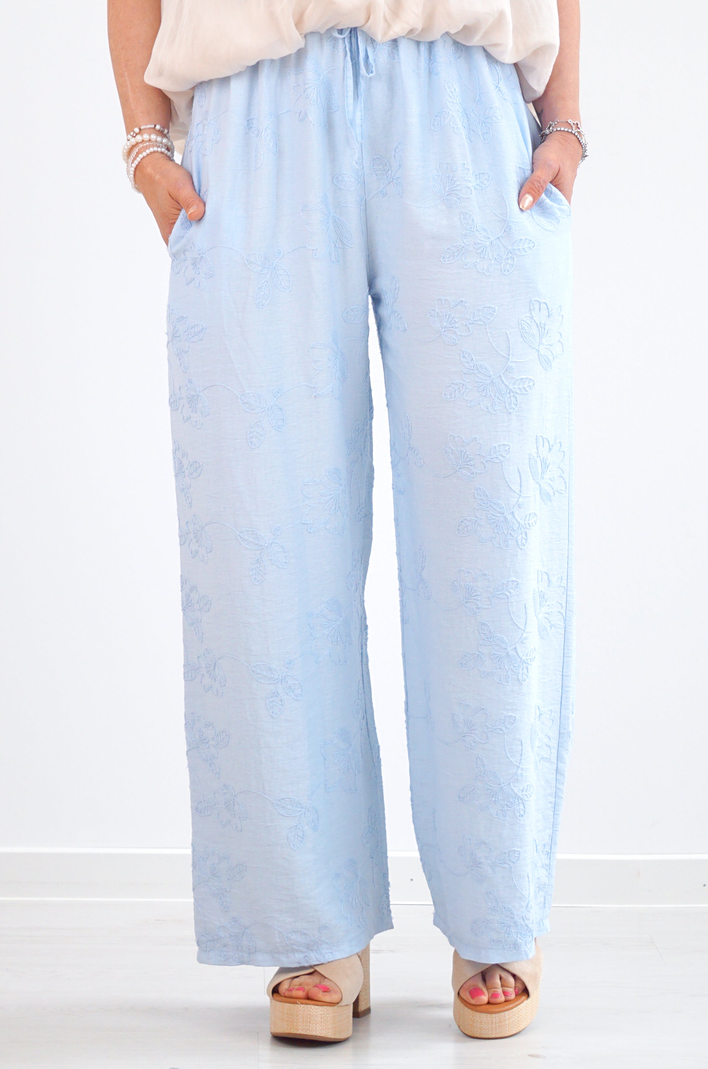 Sommerhose mit Blumenstickerei, hellblau