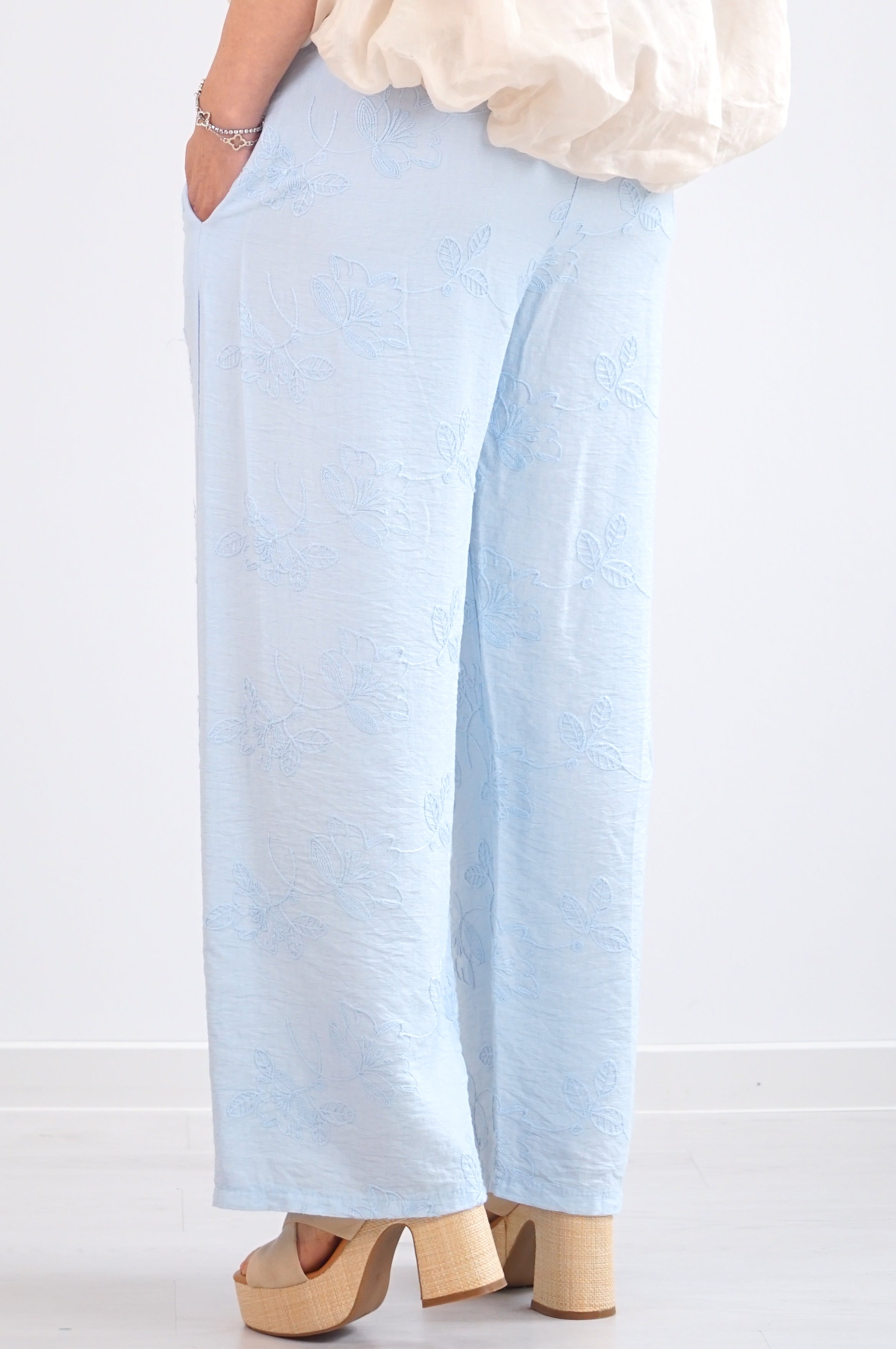 Sommerhose mit Blumenstickerei, hellblau
