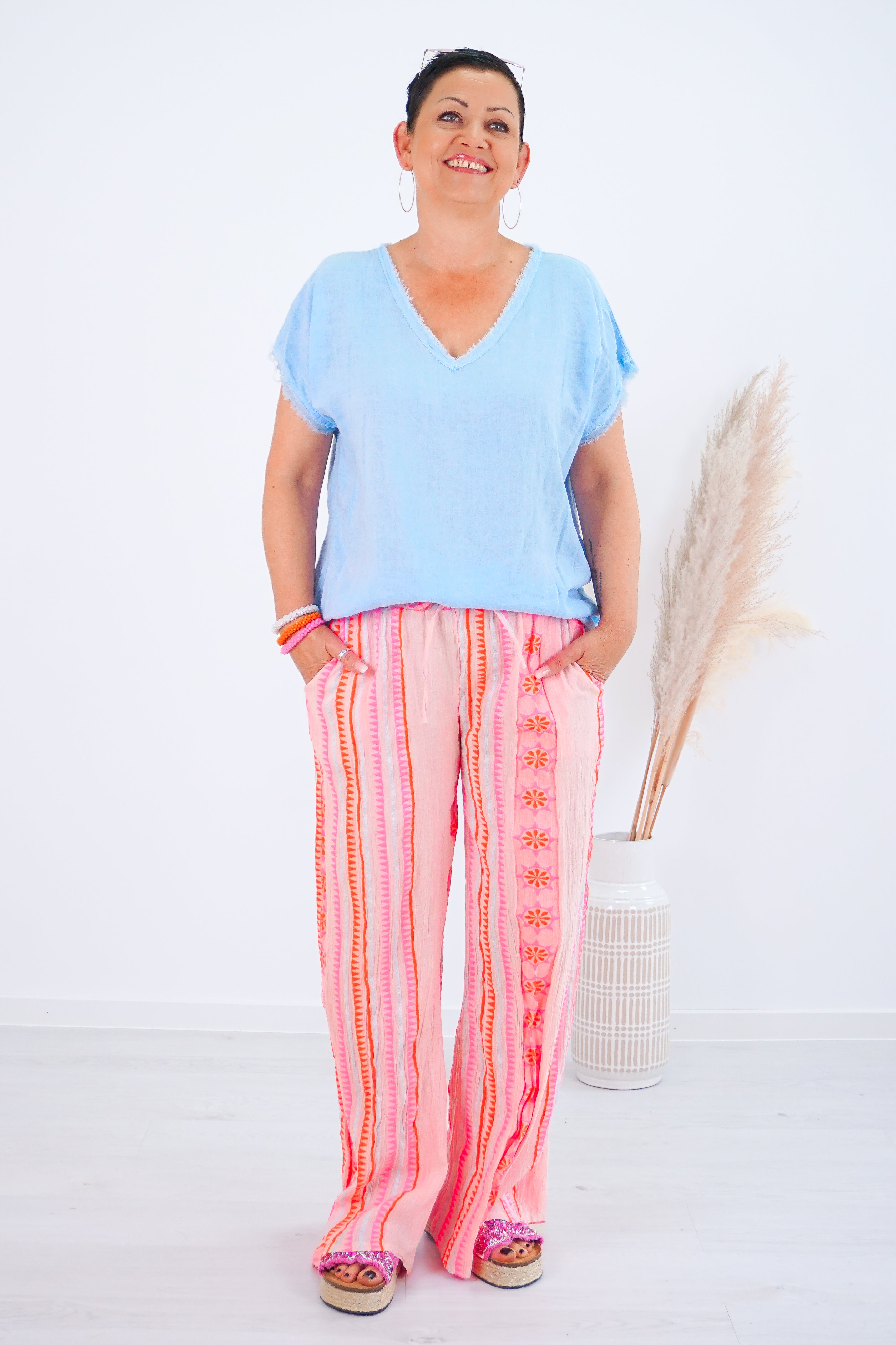 T-Shirt mit ausgefransten Details, hellblau