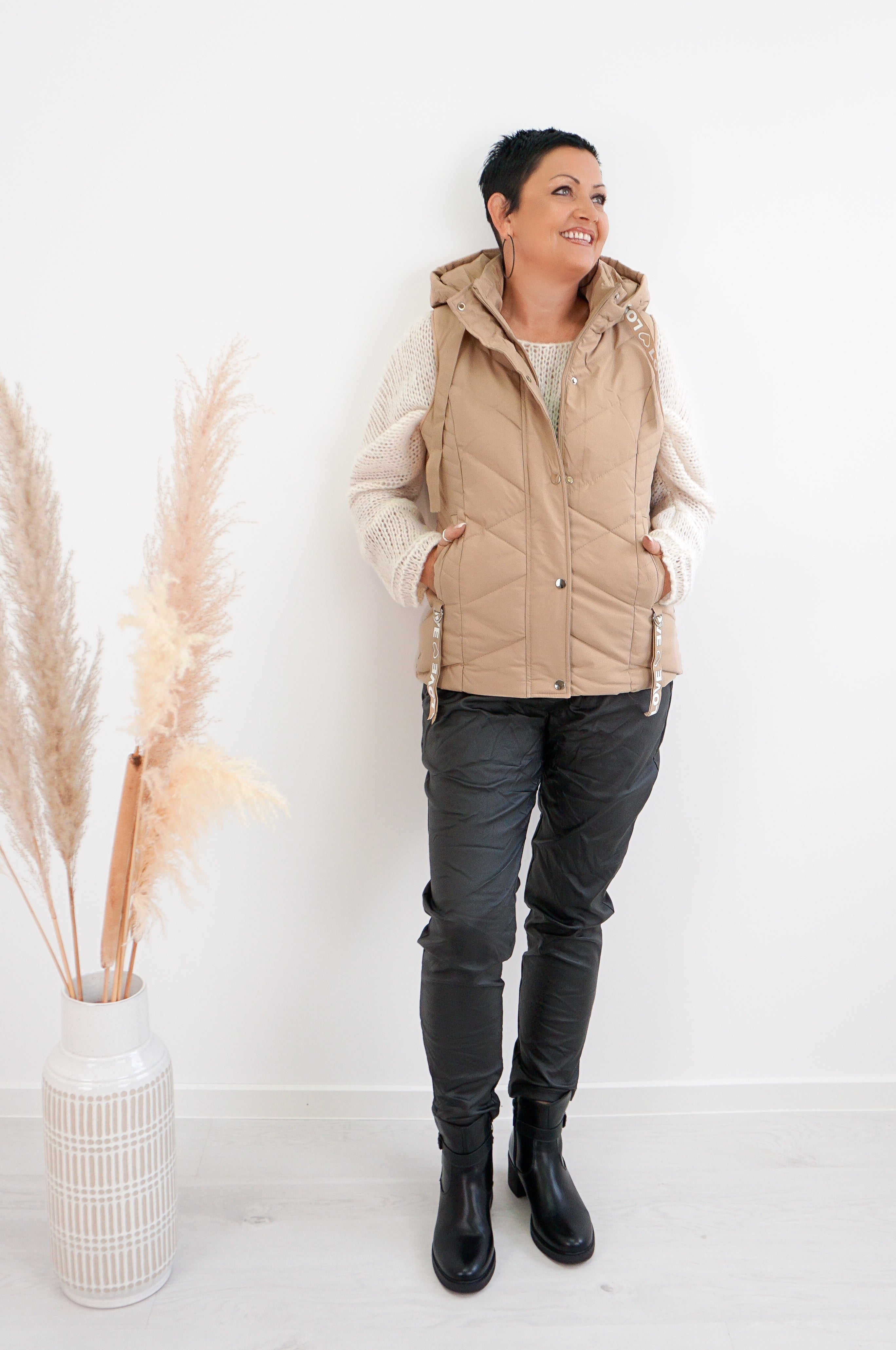 Kurze Steppweste “Love“, camel