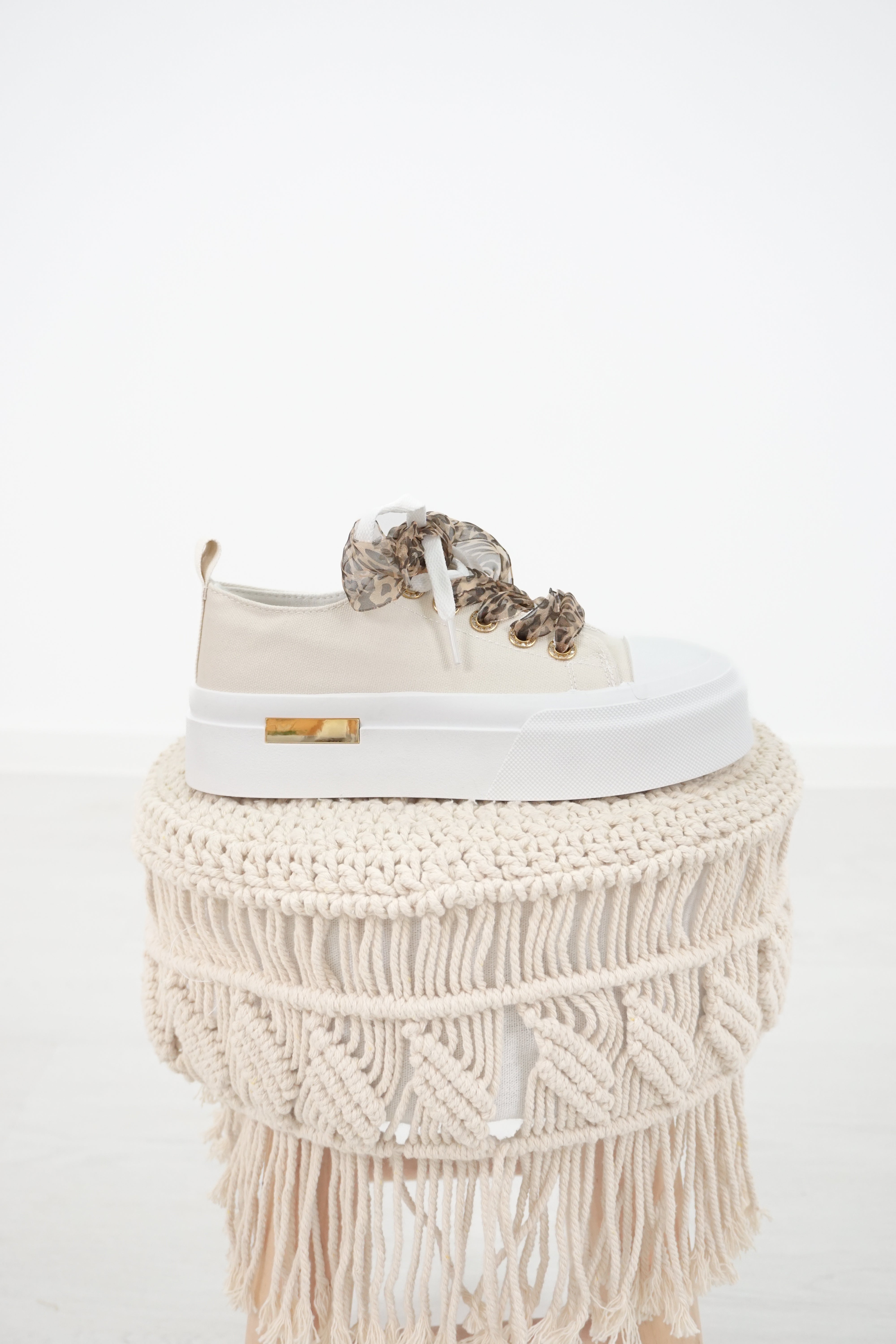 Sneaker mit Satin Schnürsenkeln, hellbeige