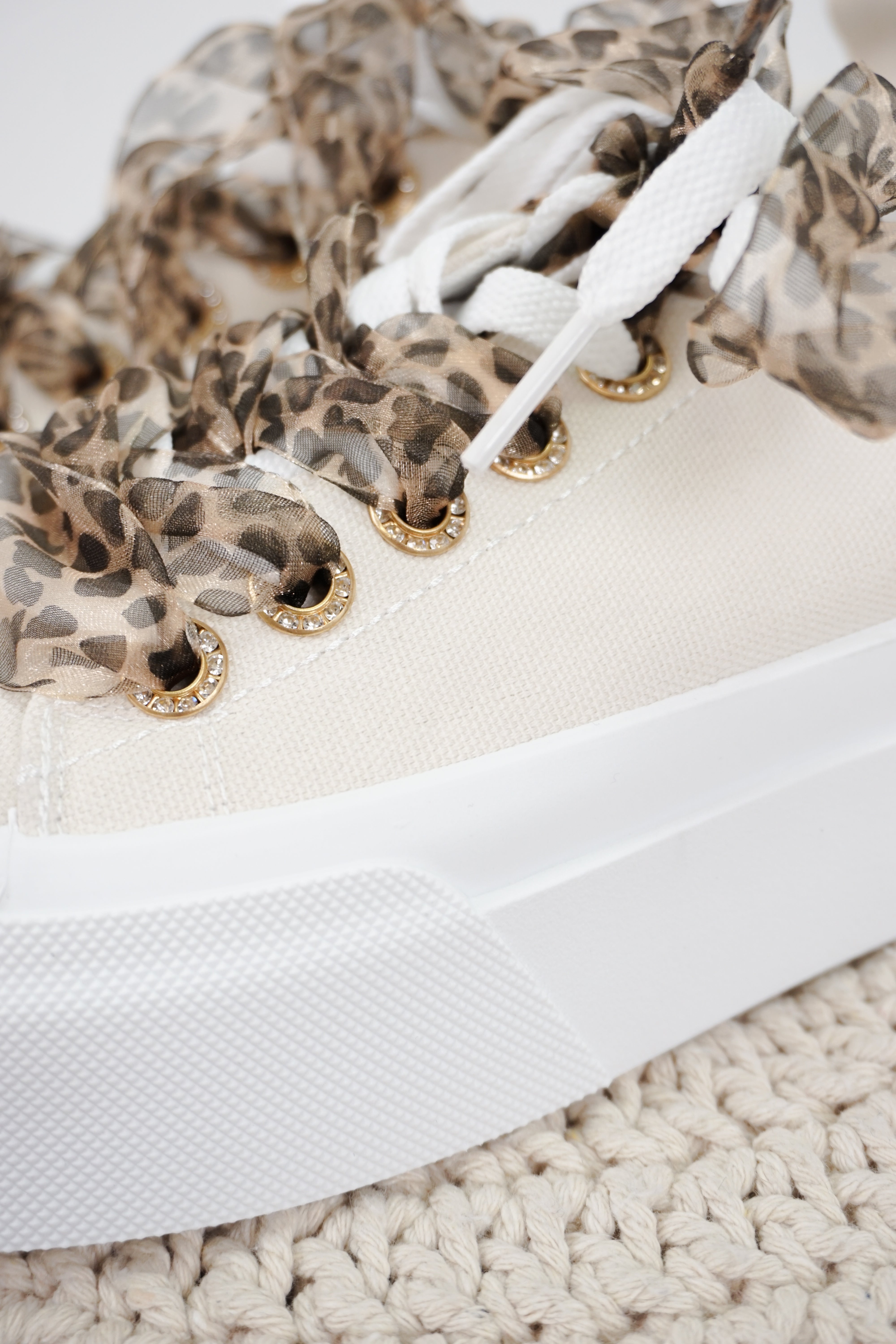 Sneaker mit Satin Schnürsenkeln, hellbeige