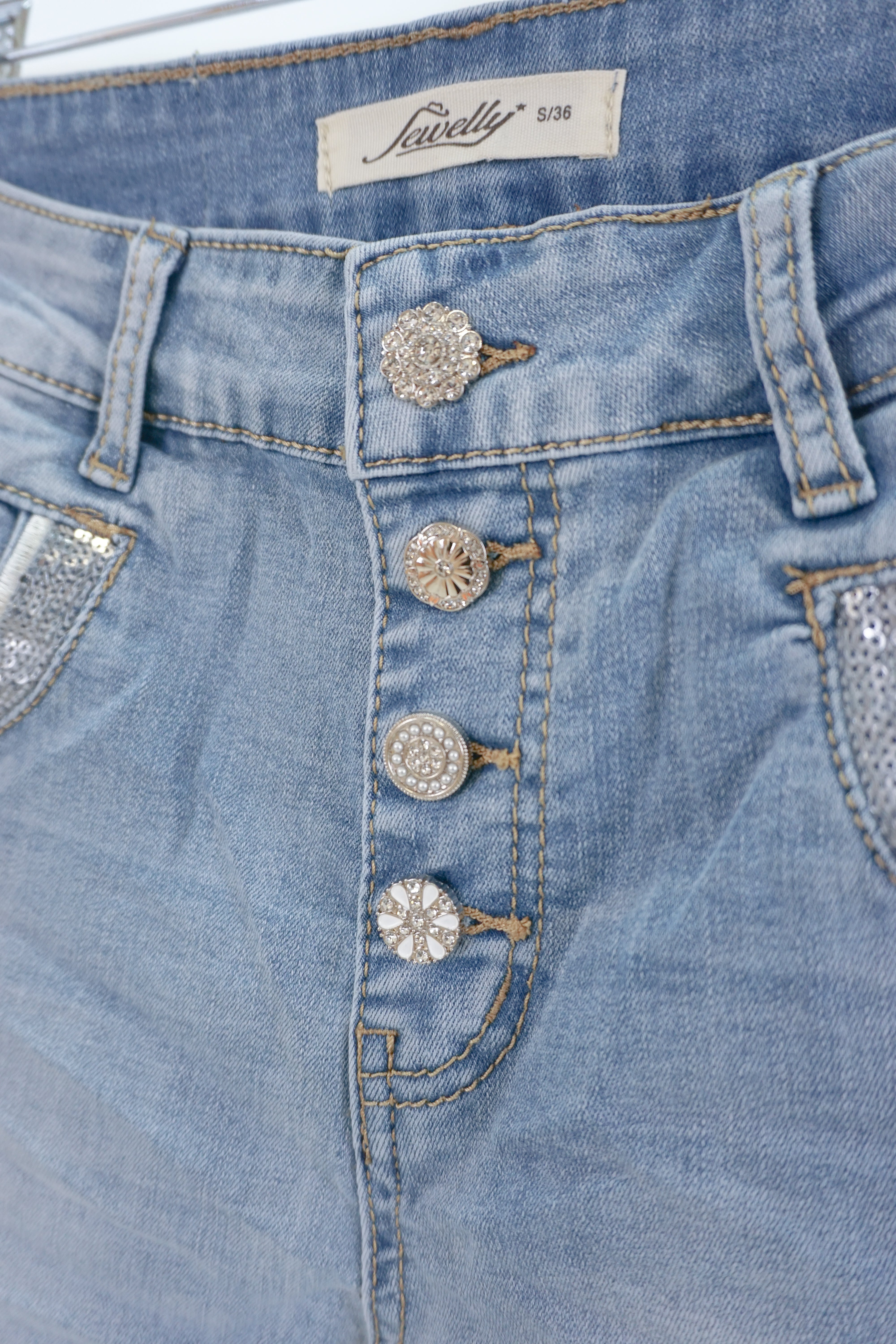 Jewelly Jeans mit Pailletten Details, helle Waschung