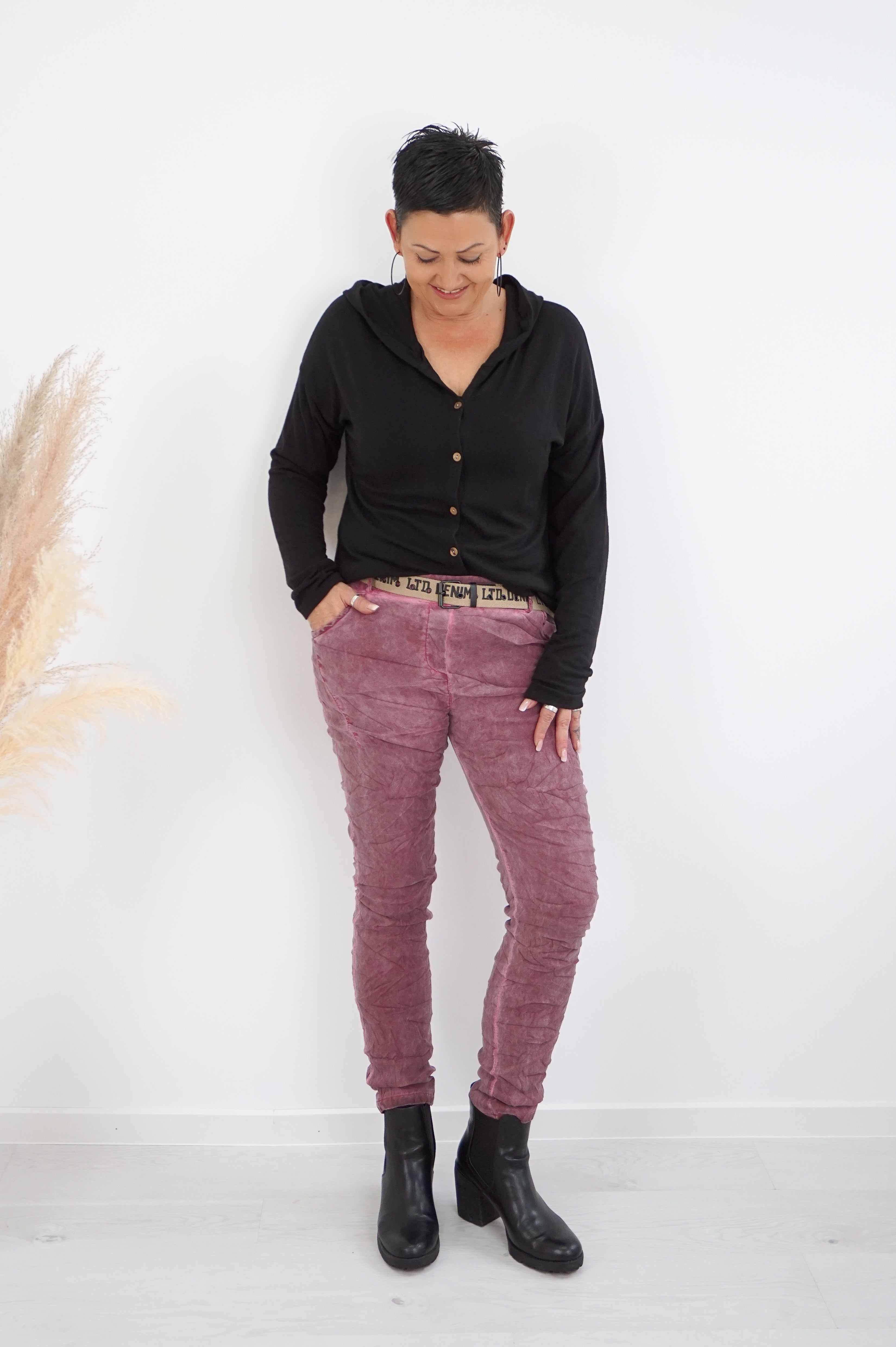 Kurze Feinstrickjacke „classy“, schwarz
