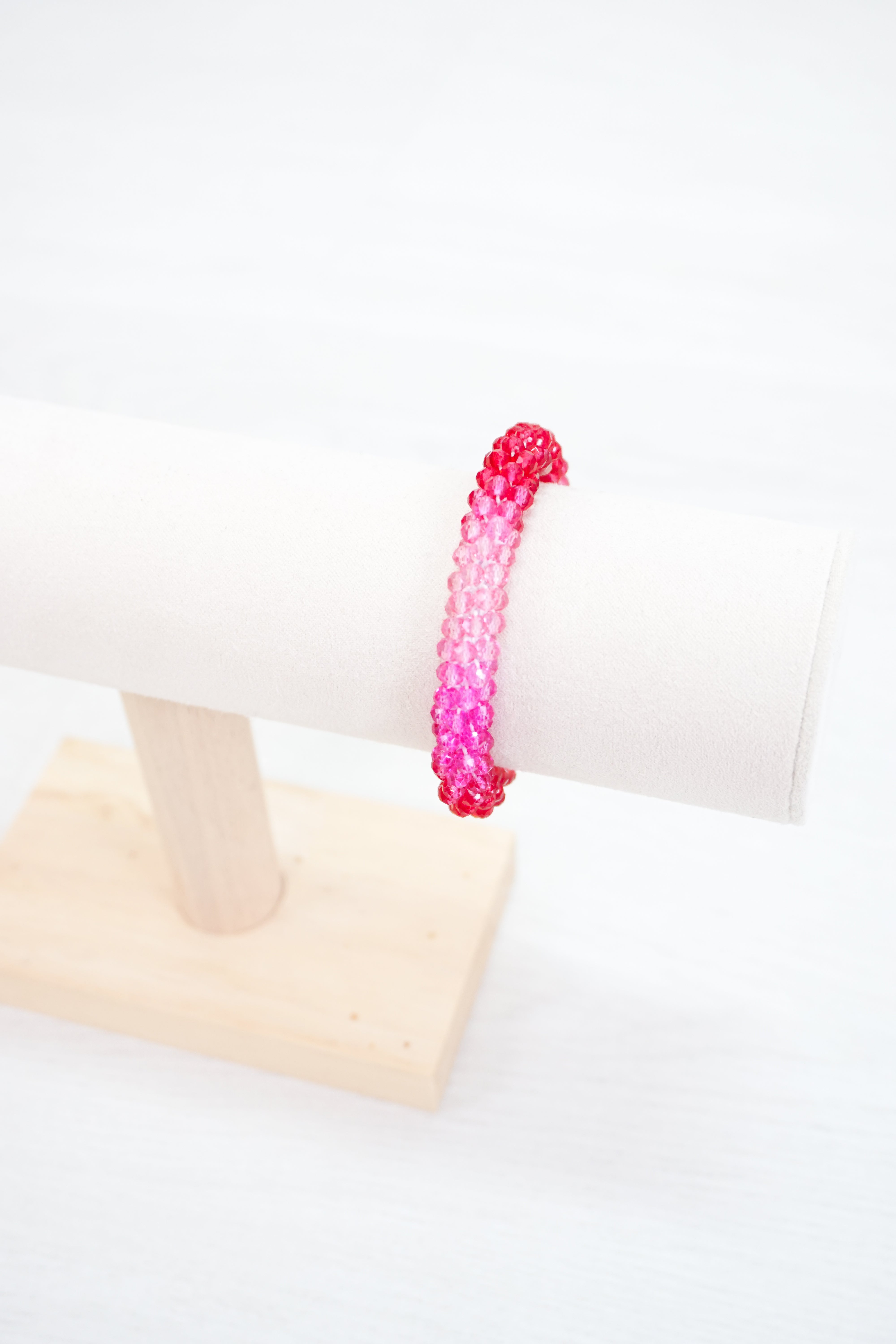 Perlenarmband mit Farbverlauf, rot/pink/rosa