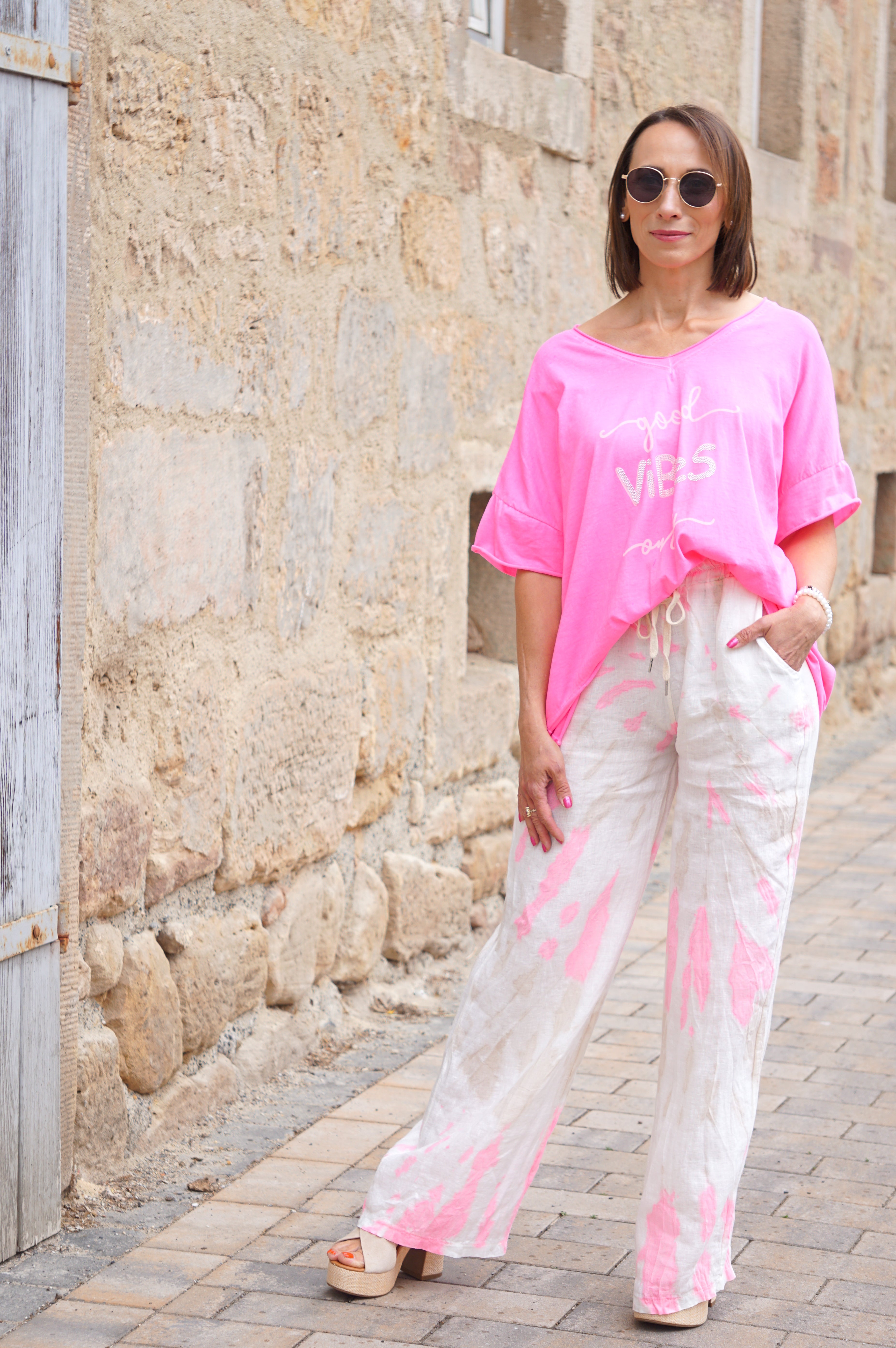 T-Shirt "good vibes only", neonpink