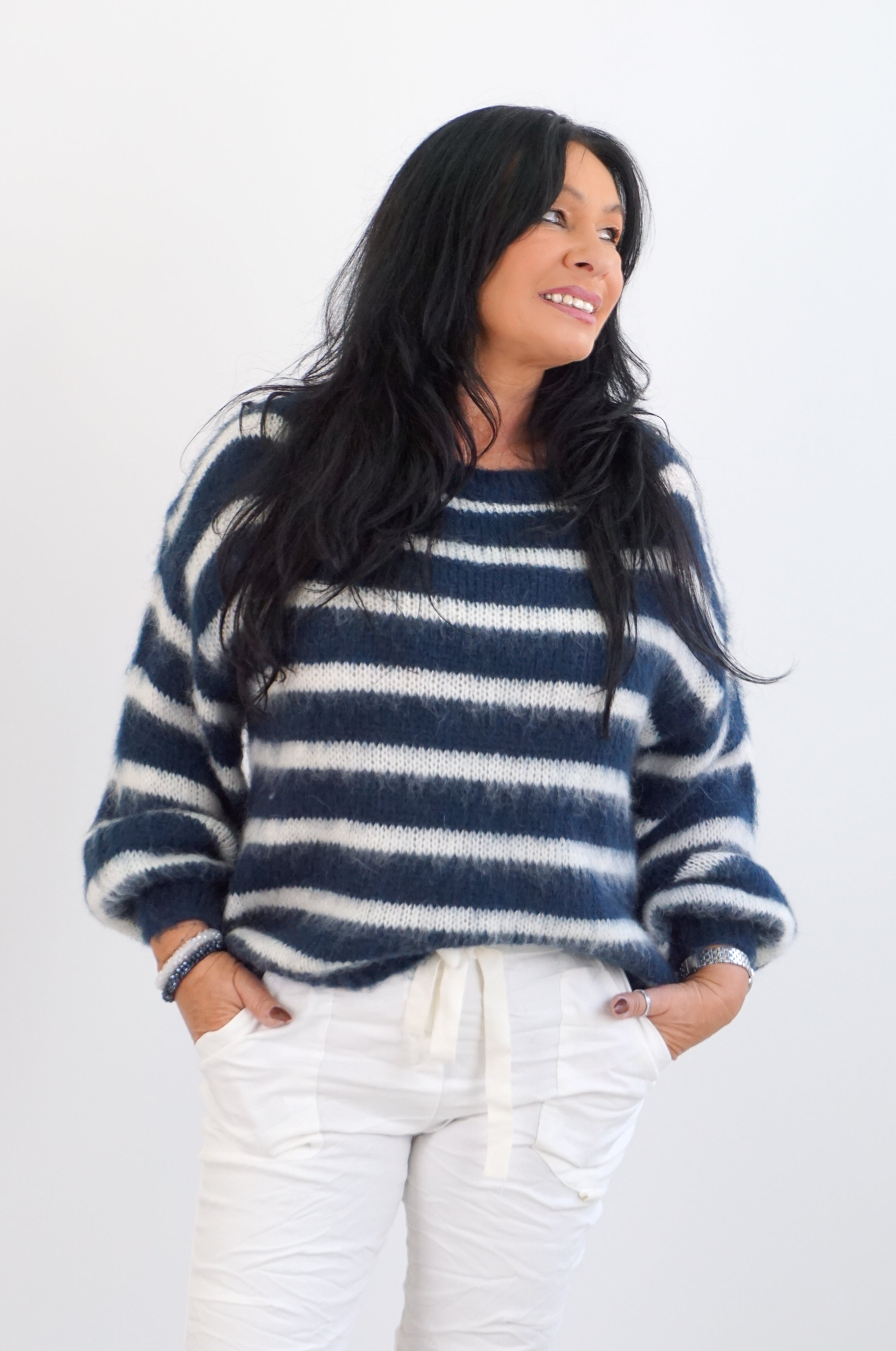 Kuscheliger Strickpulli mit Streifen, dunkelblau/off white