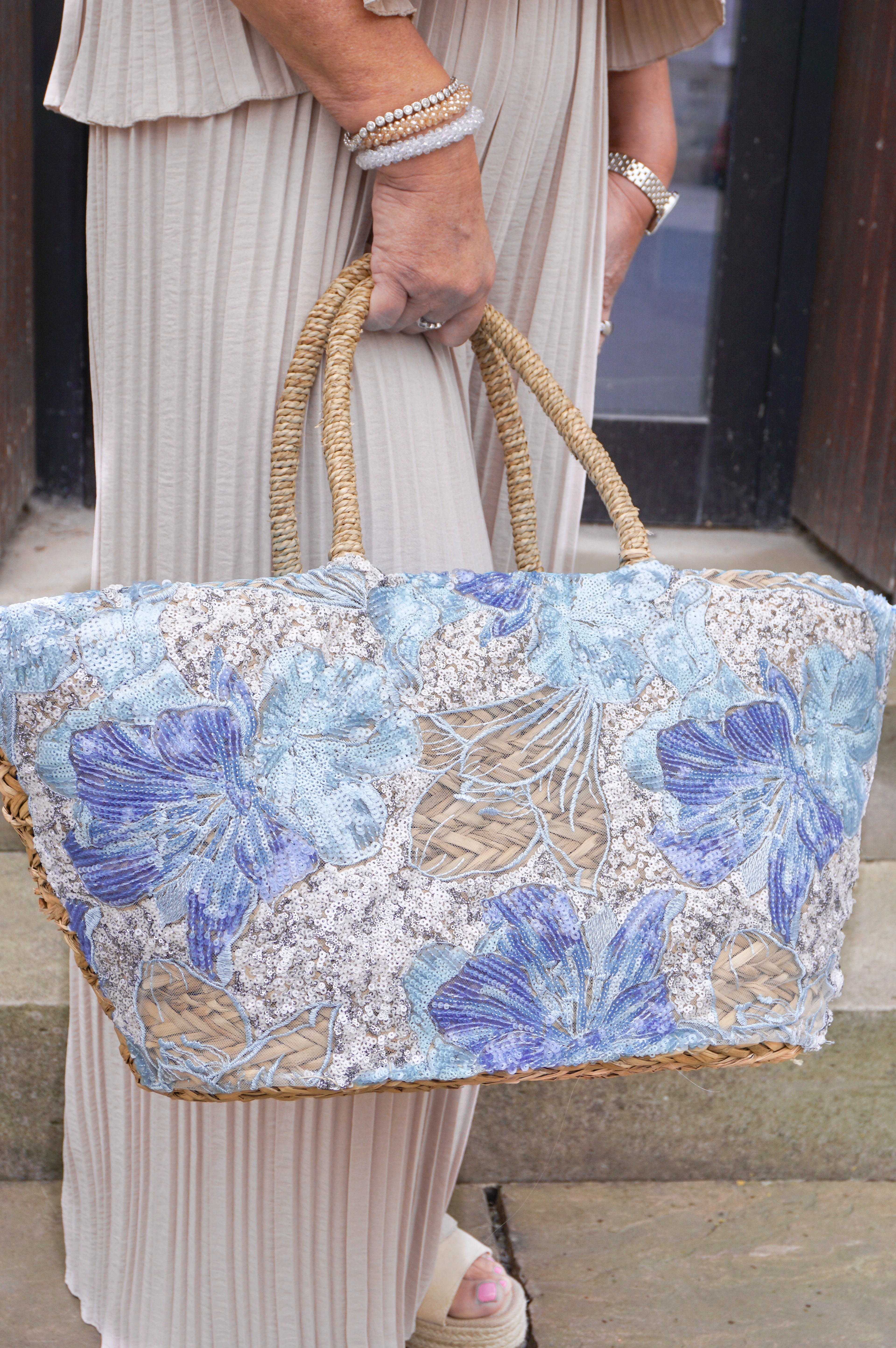 Verspielte Korbtasche "Flowers", hellblau