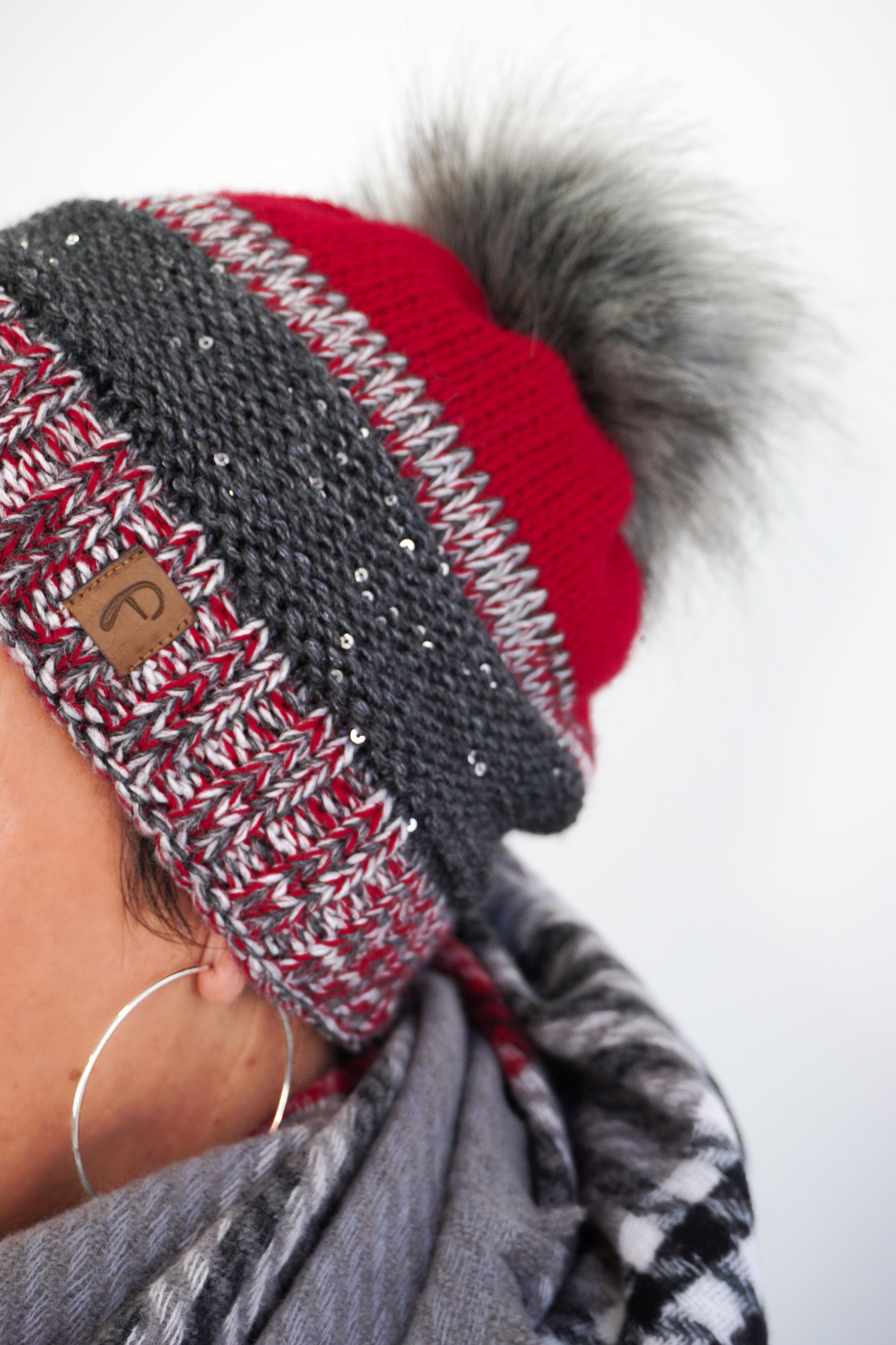 Bommelmütze mit Pailletten Details, Rot/Grau/Anthrazit