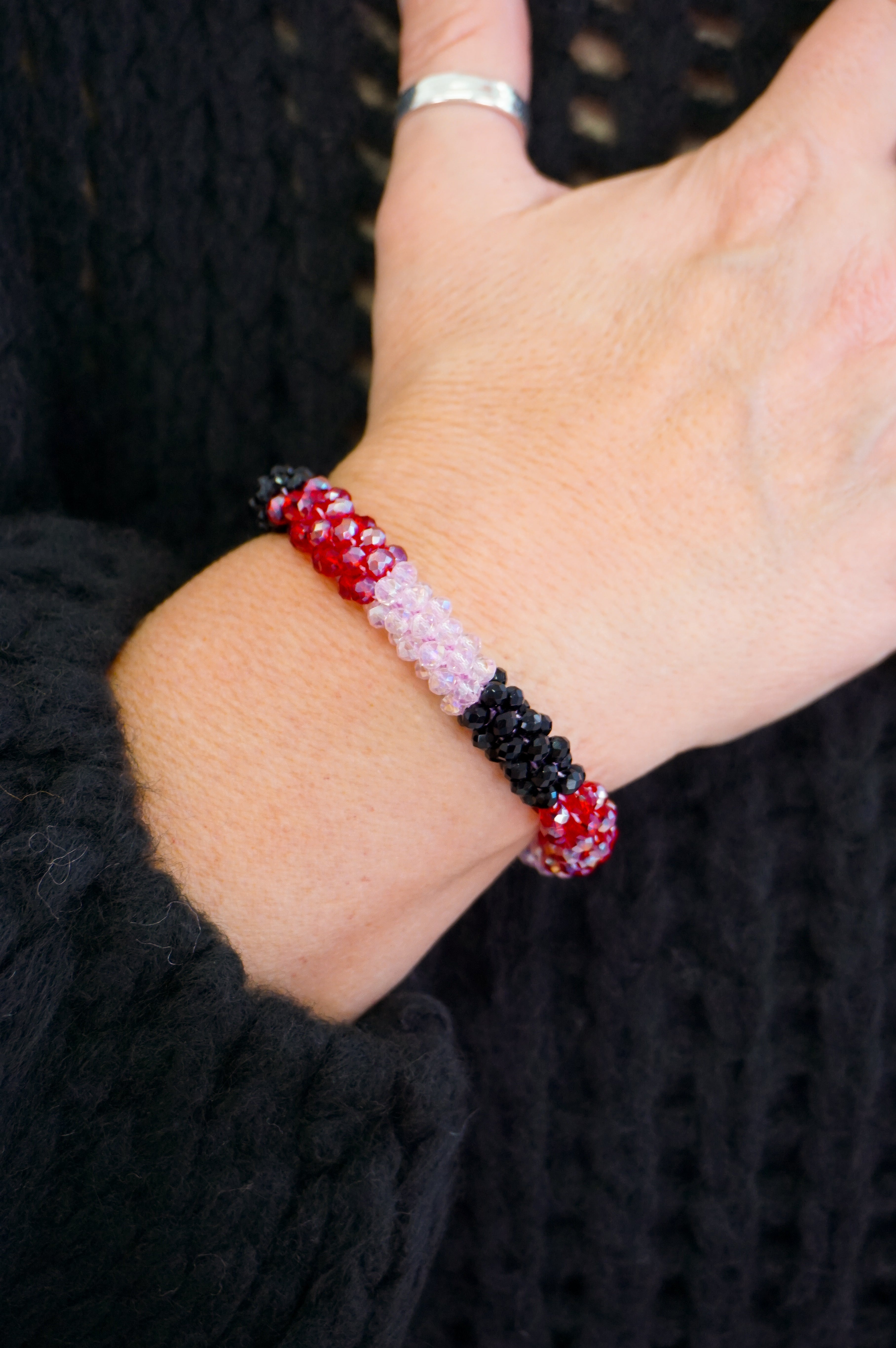 Perlenarmband „Tricolore“, schwarz/rot/rosa