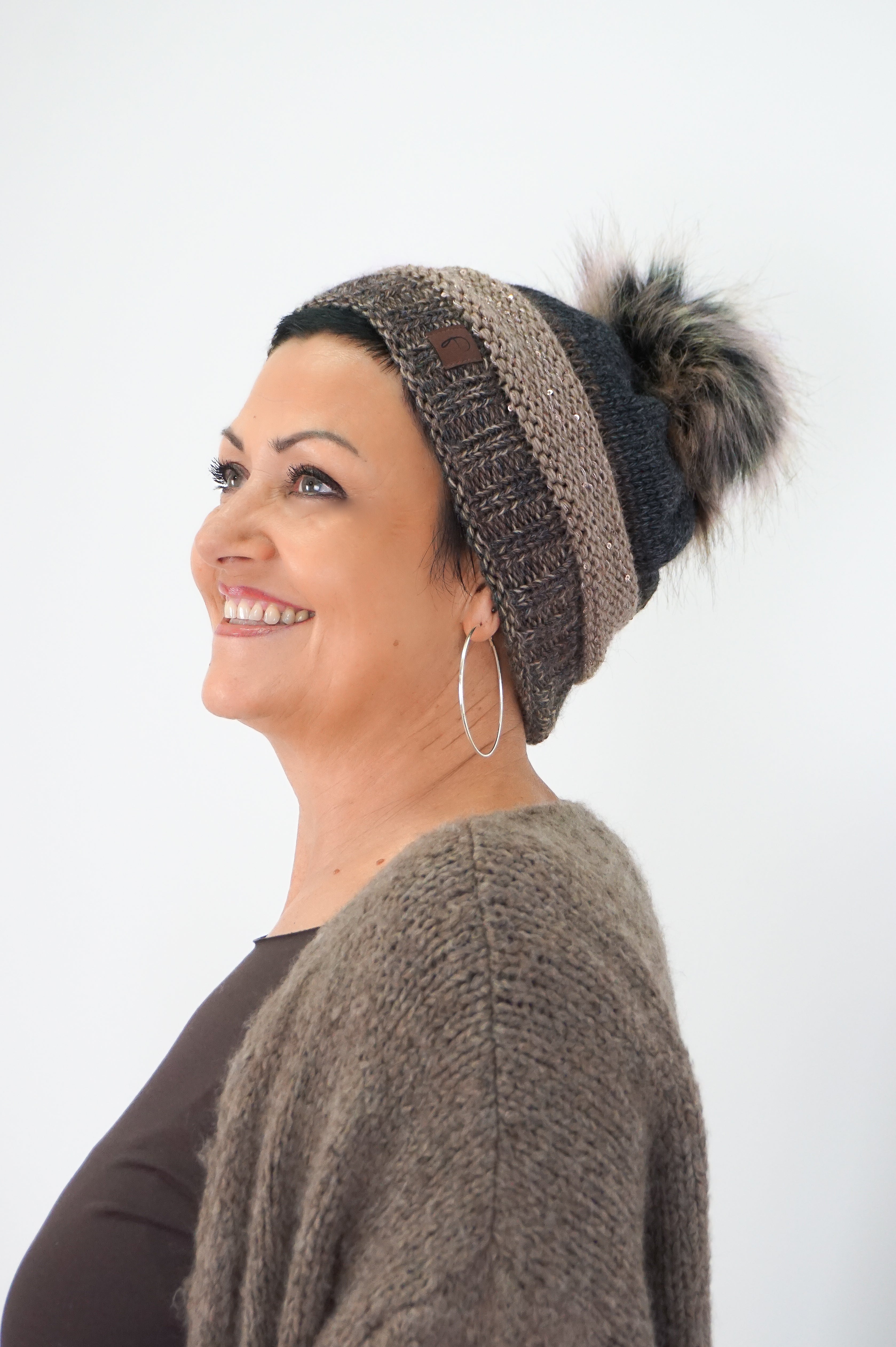 Bommelmütze mit Pailletten Details, Anthrazit/Taupe/Schokobraun